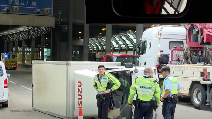 屯門公路兩車相撞 貨車翻側路中 近新墟街市往荃灣方向擠塞