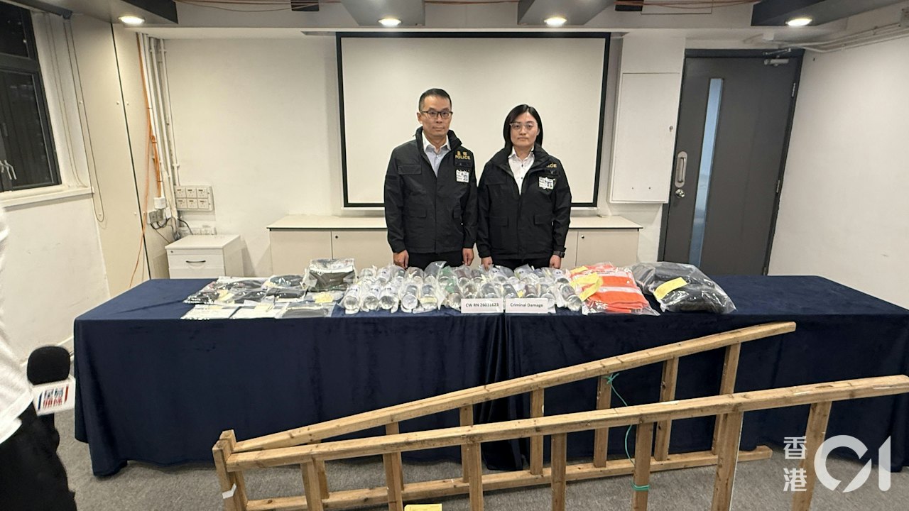 翻牆闖港鐵柴灣車廠塗鴉列車 兩外籍男遊客離港前機場被捕