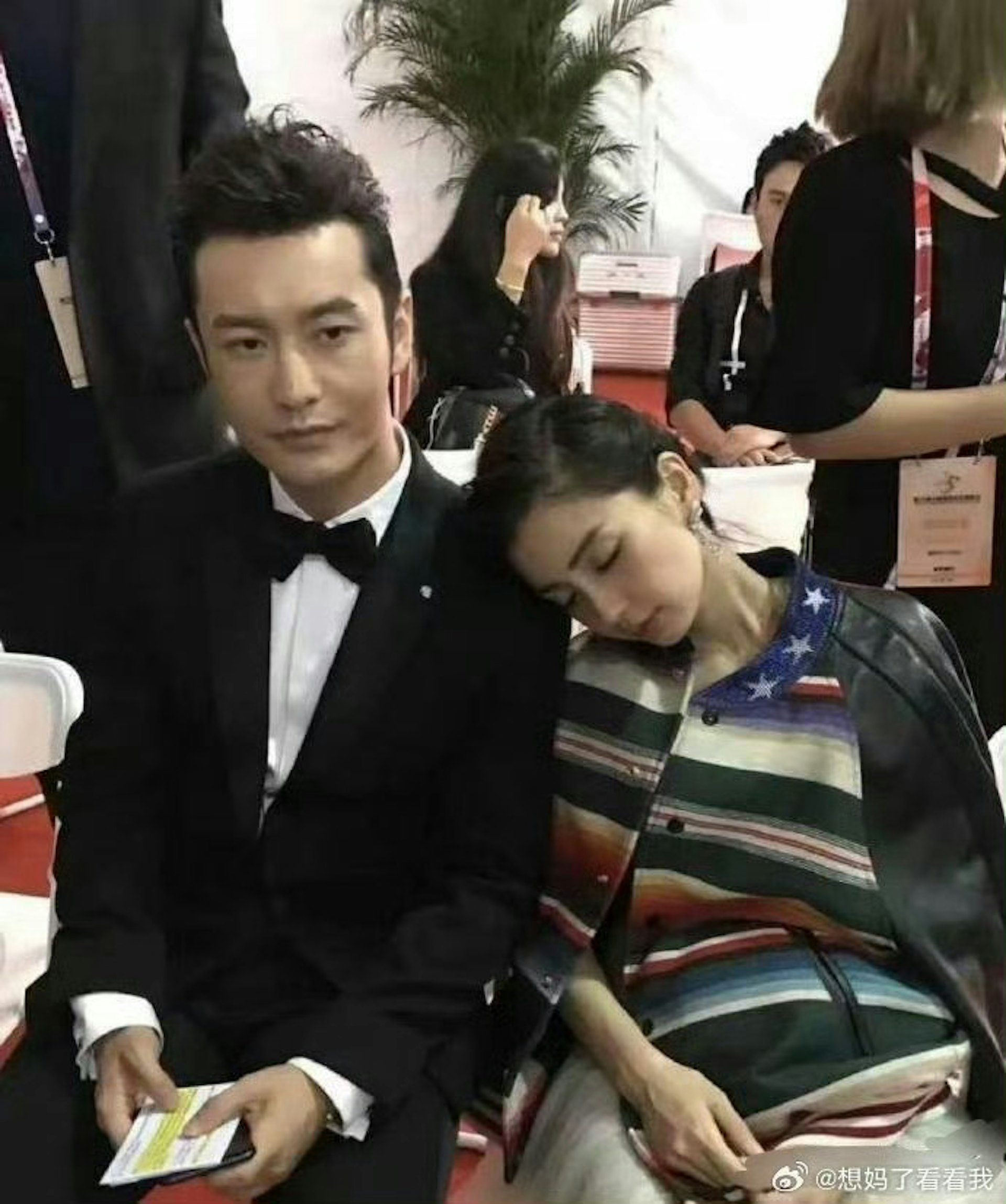 黄晓明的言论一出,随即引发广大网民议论纷纷,联想到黄晓明早年与Angelababy交往及结婚期间,曾被指资源倾斜。(微博@想妈了看看我)