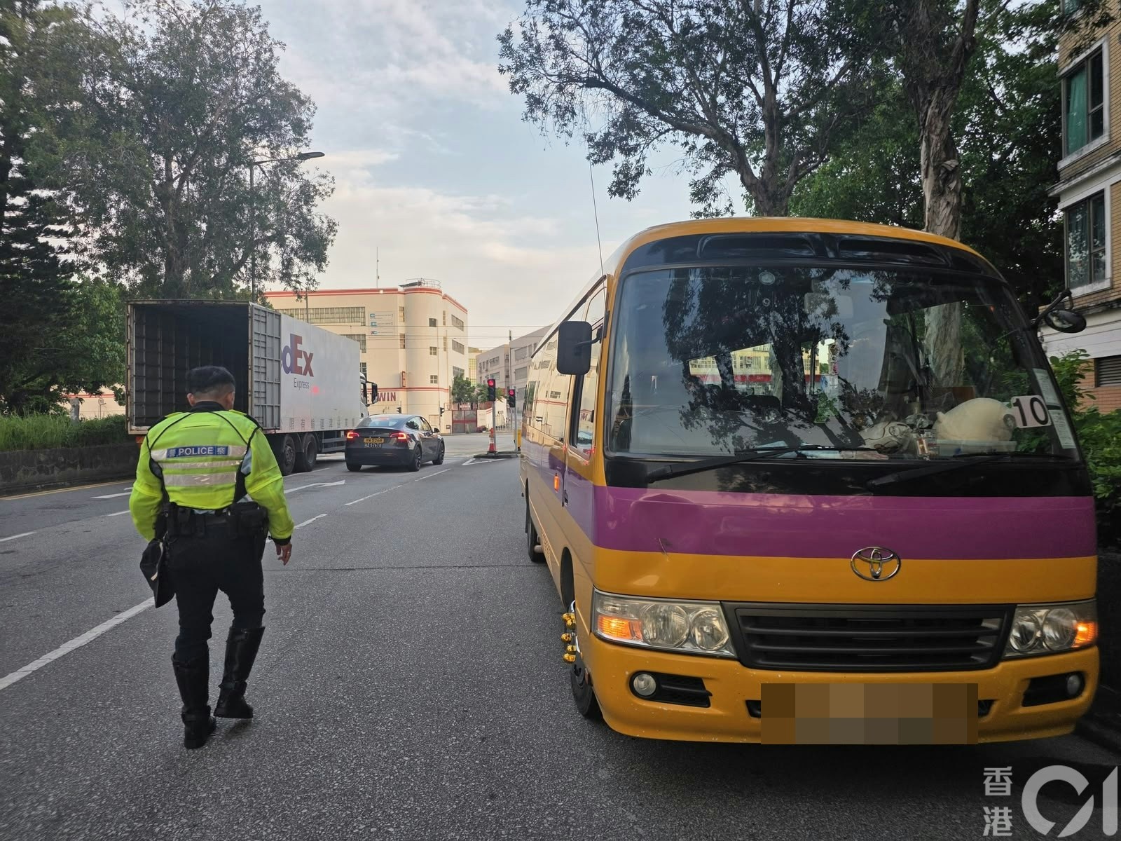 屏山單車女捱保母車撞　頭流血一度昏迷送院