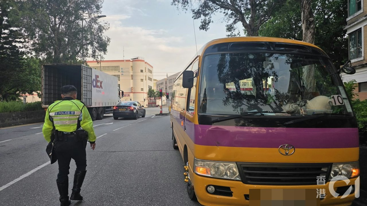 屏山單車女捱保母車撞 頭流血一度昏迷送院