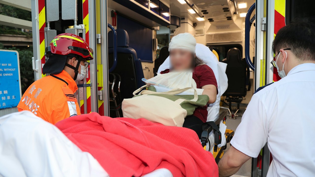 何文田P牌私家車剷行人路撞人掃冧路牌 3途人送院一人據報曾昏迷