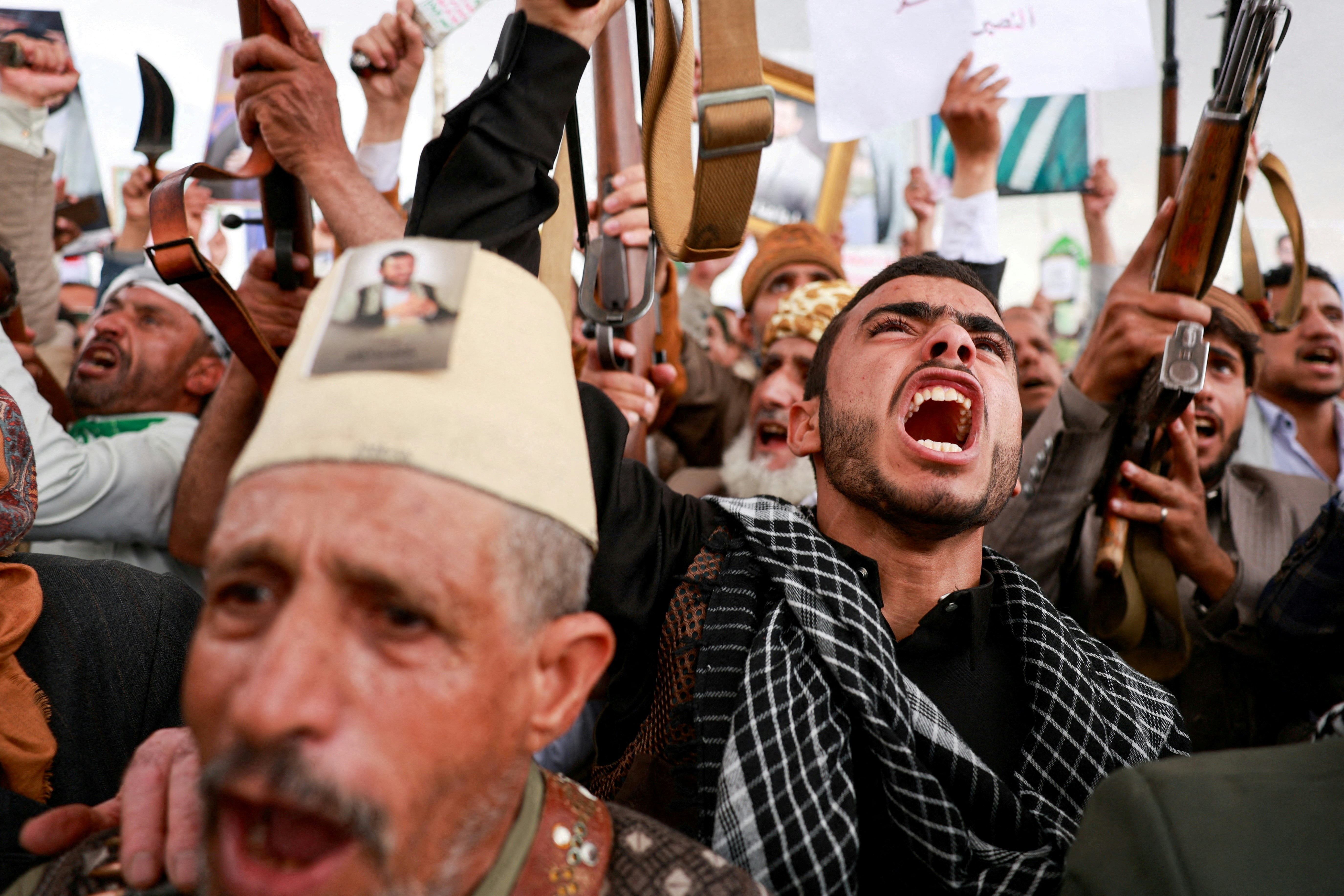 2026年7月31日,也门首都萨那(Sanna),胡塞武装(Houthi)的支持者参与反沙特阿拉伯的集会,高喊口号。(Reuters)