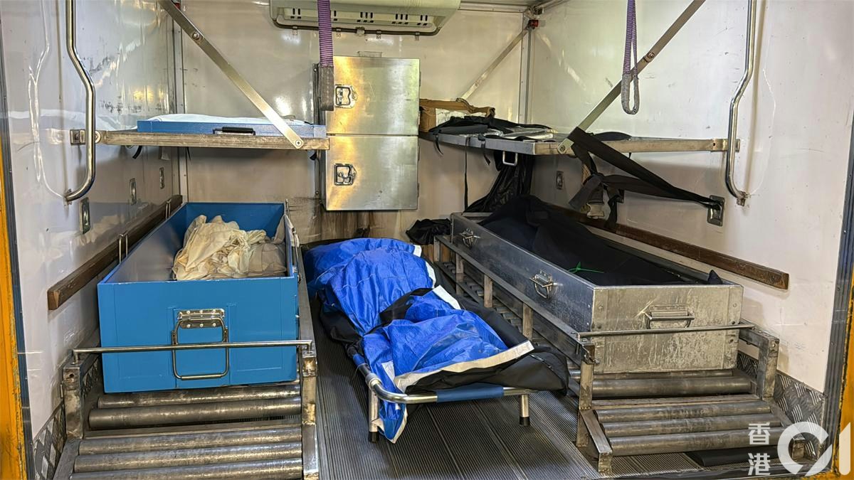 馬鞍山恆安邨單位傳異味消防爆門　七旬夫妻倒斃屋內　重案組跟進