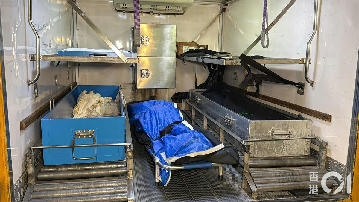 馬鞍山恆安邨單位傳異味消防爆門 七旬夫妻倒斃屋內 重案組跟進