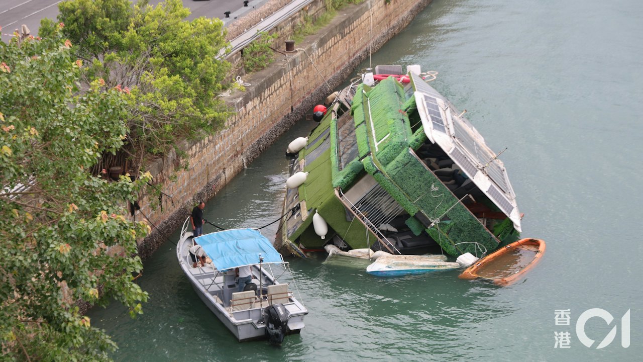 紅磡海面船隻入水下沉 消防蛙人落水搜索證無人被困