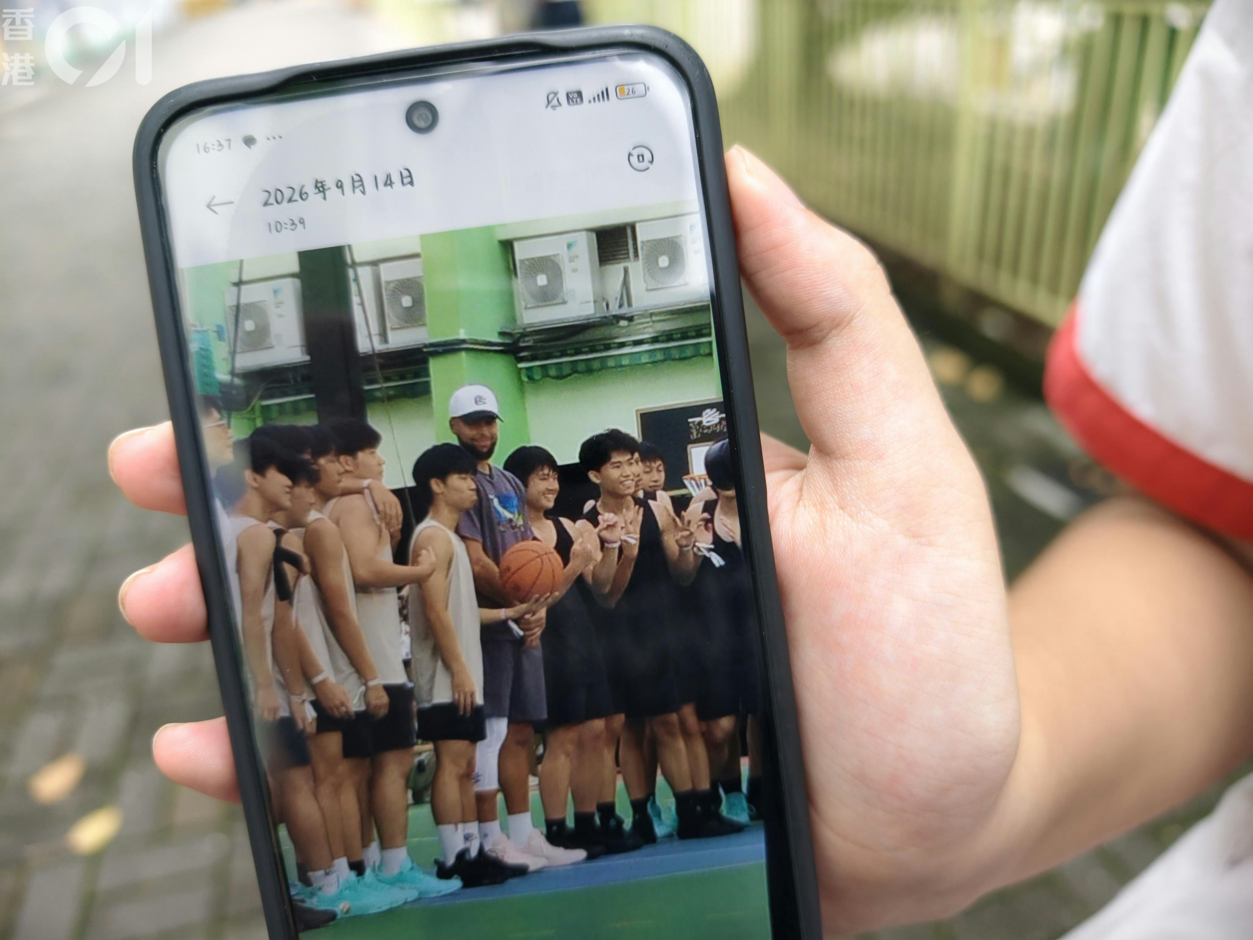 Stephen Curry訪港｜梁銶琚女生與巨星合照：贏咗99.999%嘅人！