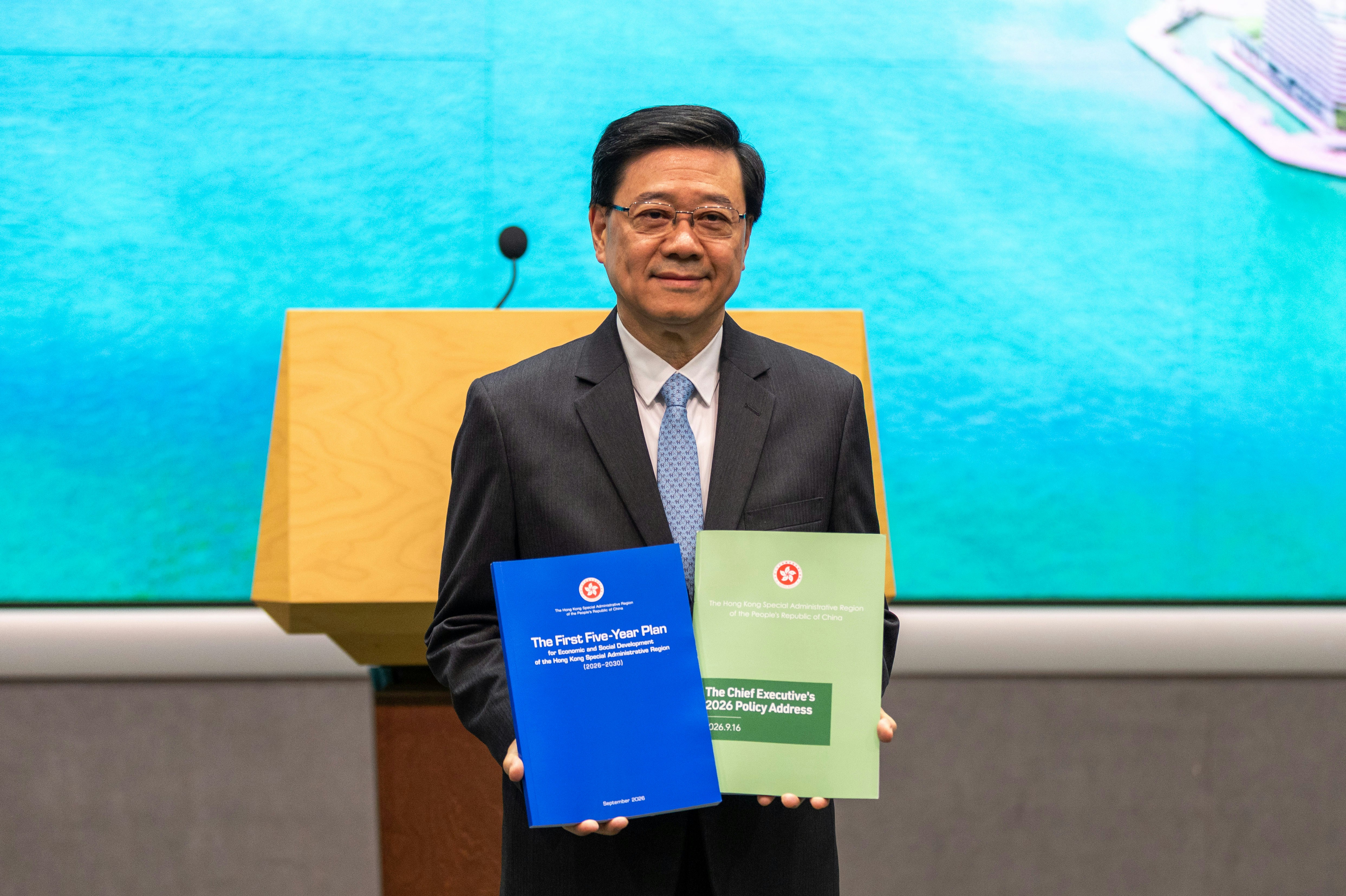 2026年9月15日,行政長官李家超出席行政會議前會見傳媒,展示《香港第一個五年規劃》以及任內最後一份《施政報告》封面。