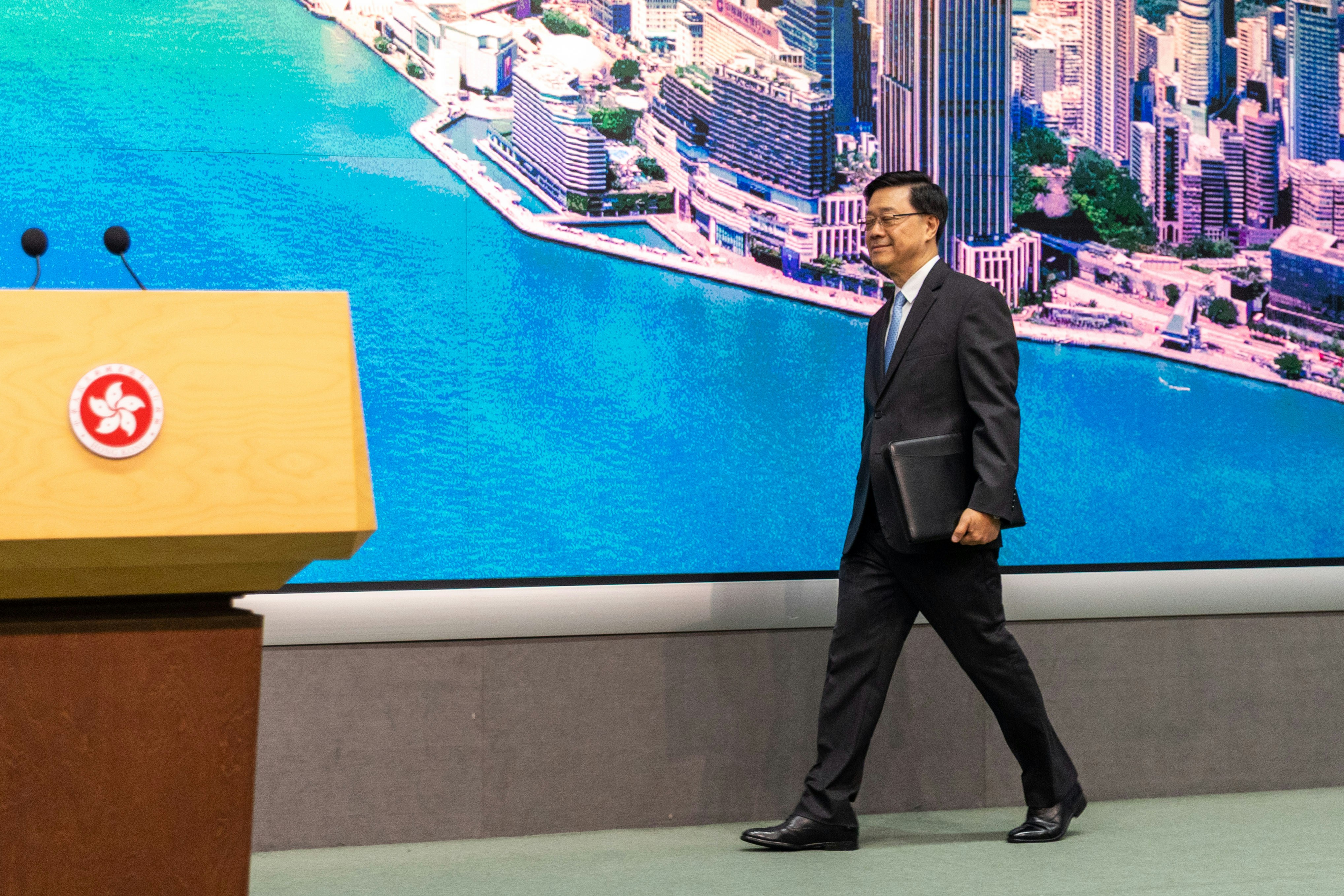 2026年9月15日,行政長官李家超出席行政會議前會見傳媒。