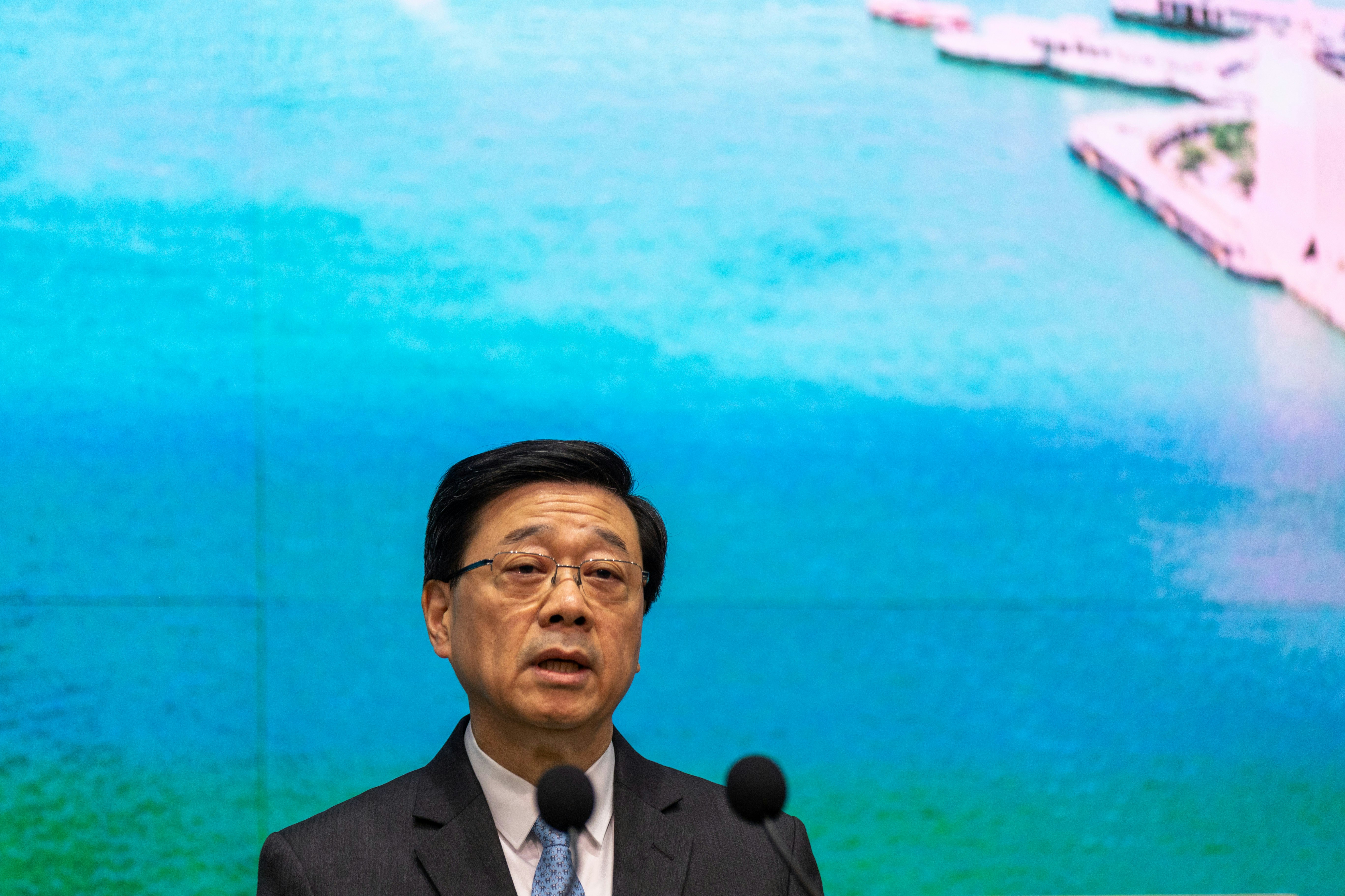 2026年9月15日,行政長官李家超出席行政會議前會見傳媒。