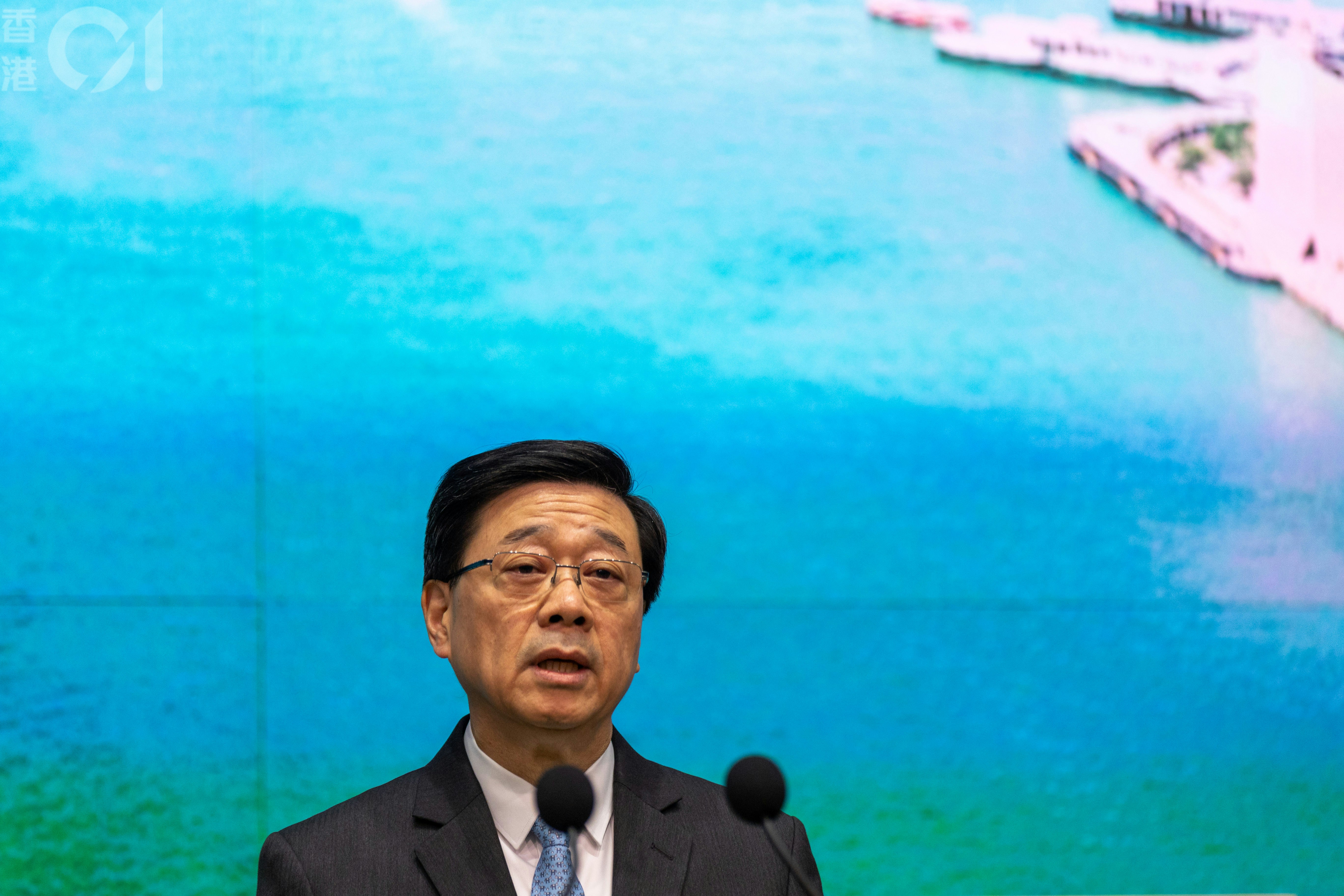 2026年9月15日,行政長官李家超出席行政會議前會見傳媒,展示《香港第一個五年規劃》以及任內最後一份《施政報告》封面。