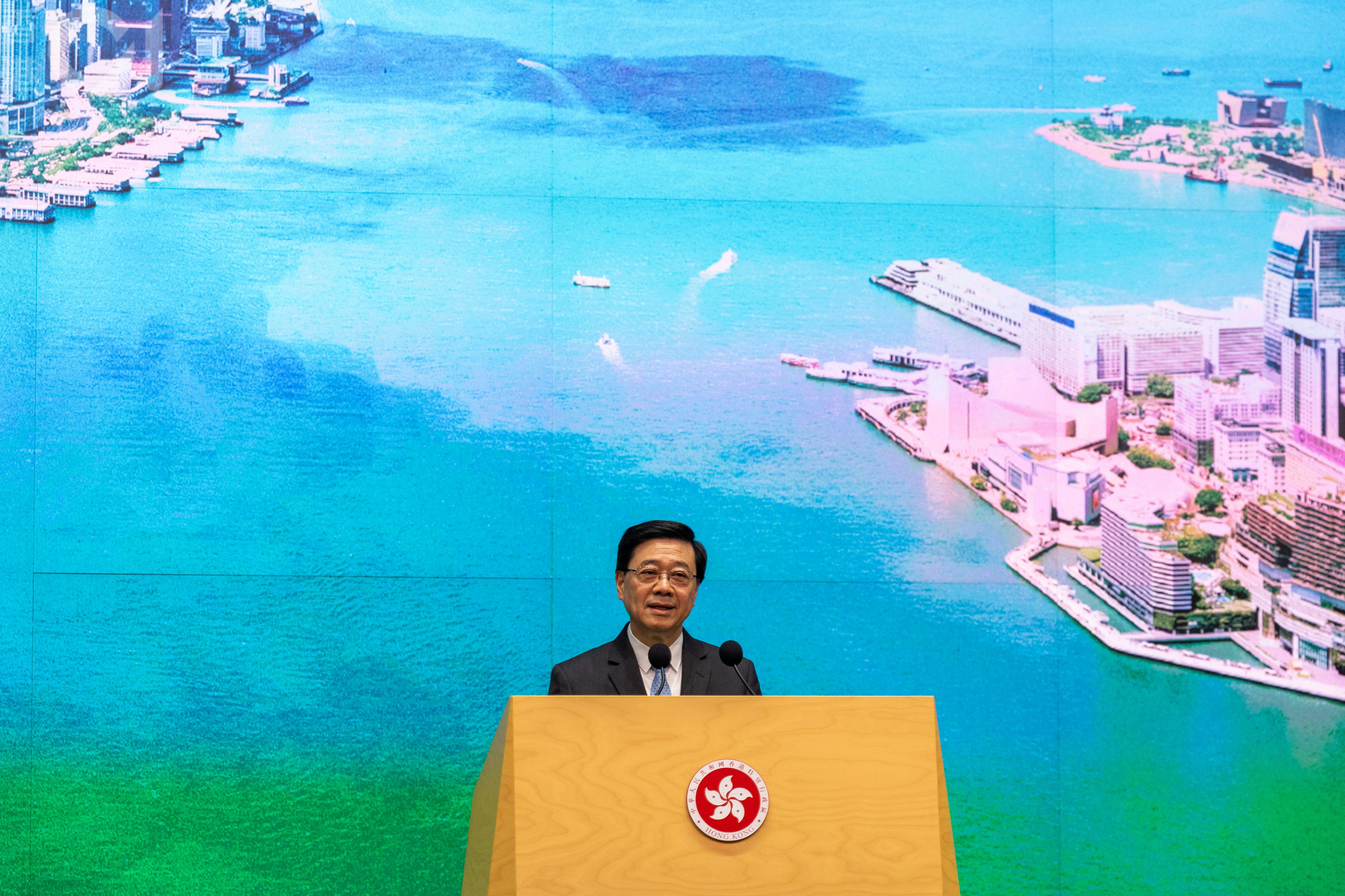 2026年9月15日,行政長官李家超出席行政會議前會見傳媒,展示《香港第一個五年規劃》以及任內最後一份《施政報告》封面。