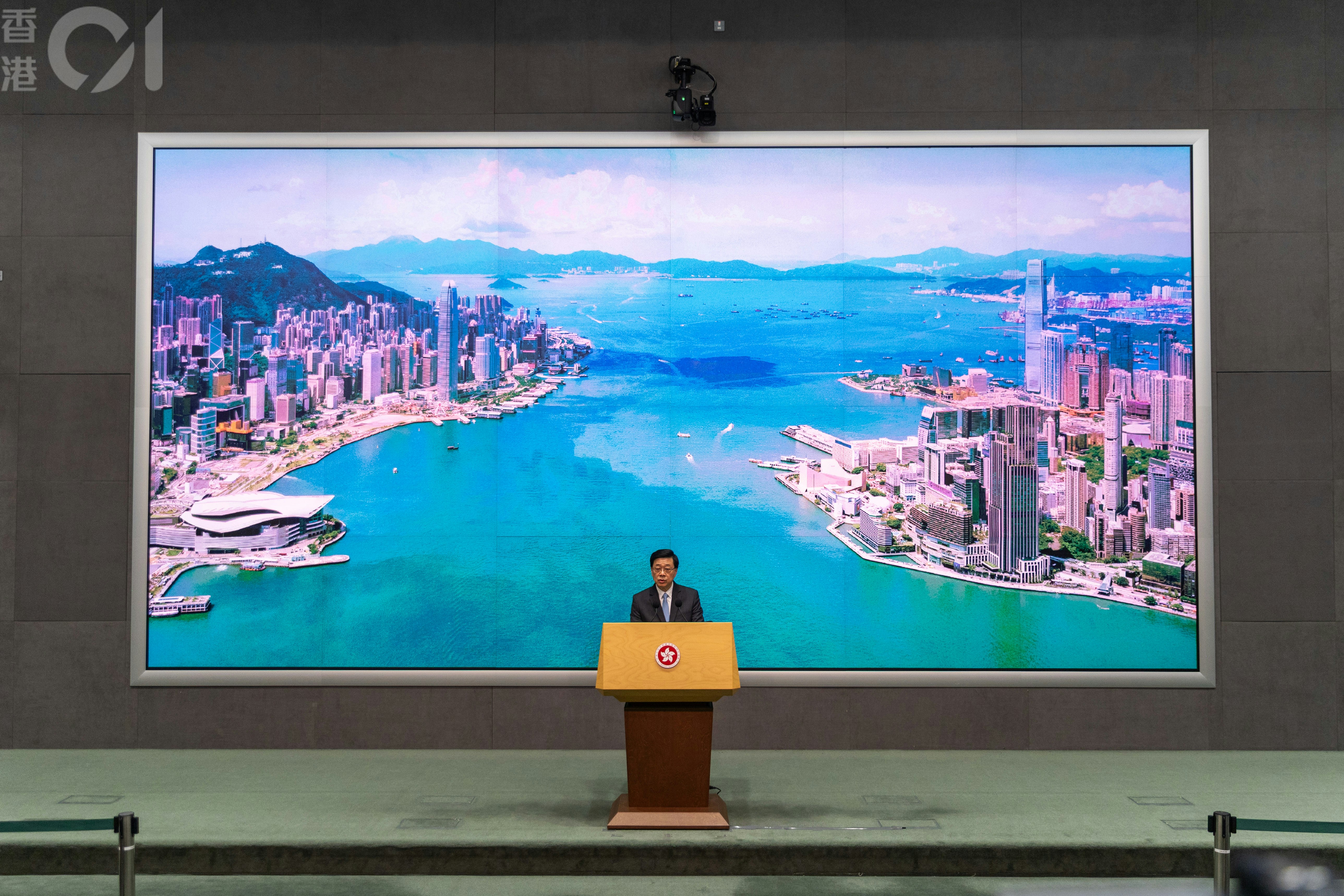 2026年9月15日,行政長官李家超出席行政會議前會見傳媒,展示《香港第一個五年規劃》以及任內最後一份《施政報告》封面。
