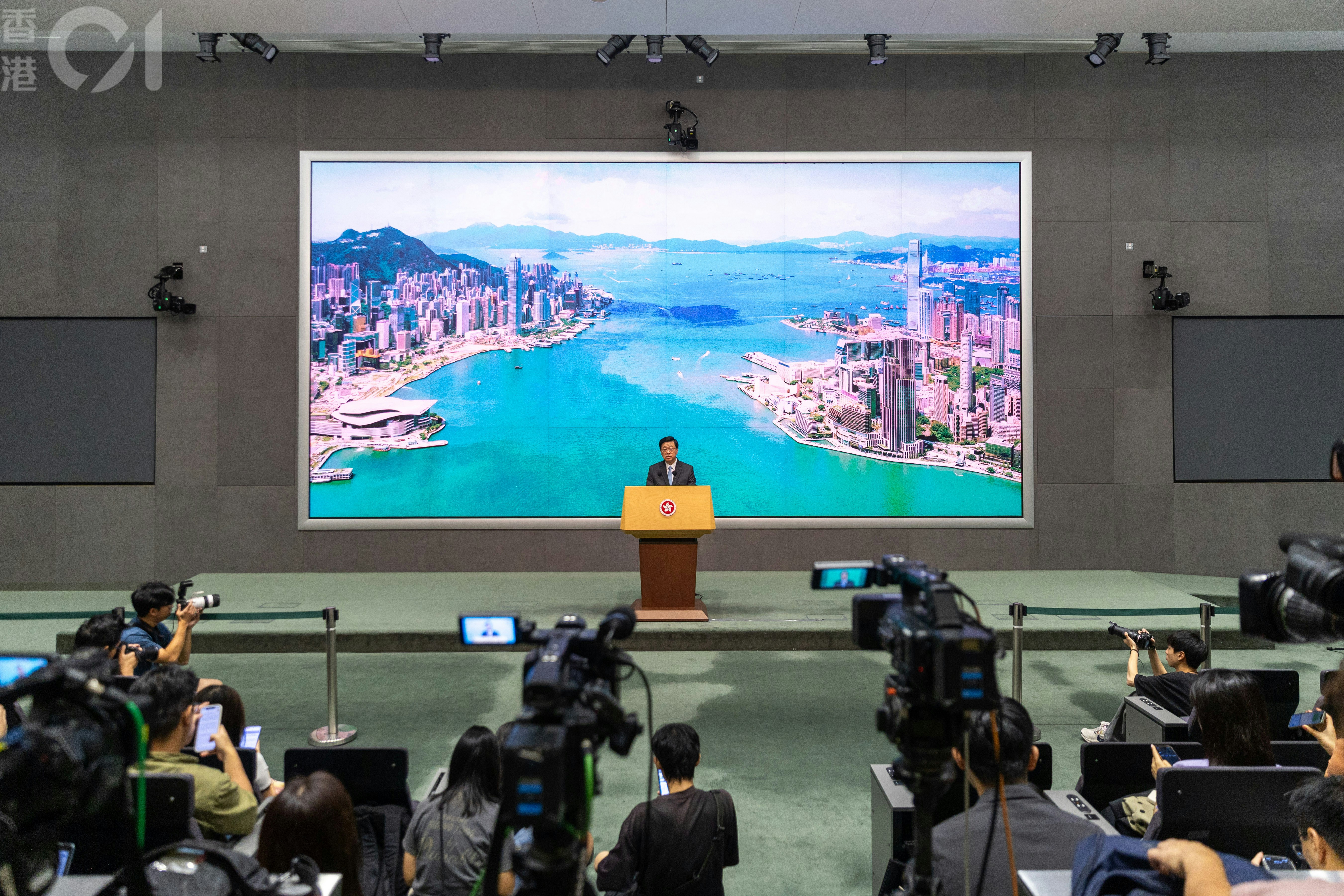 2026年9月15日,行政長官李家超出席行政會議前會見傳媒,展示《香港第一個五年規劃》以及任內最後一份《施政報告》封面。