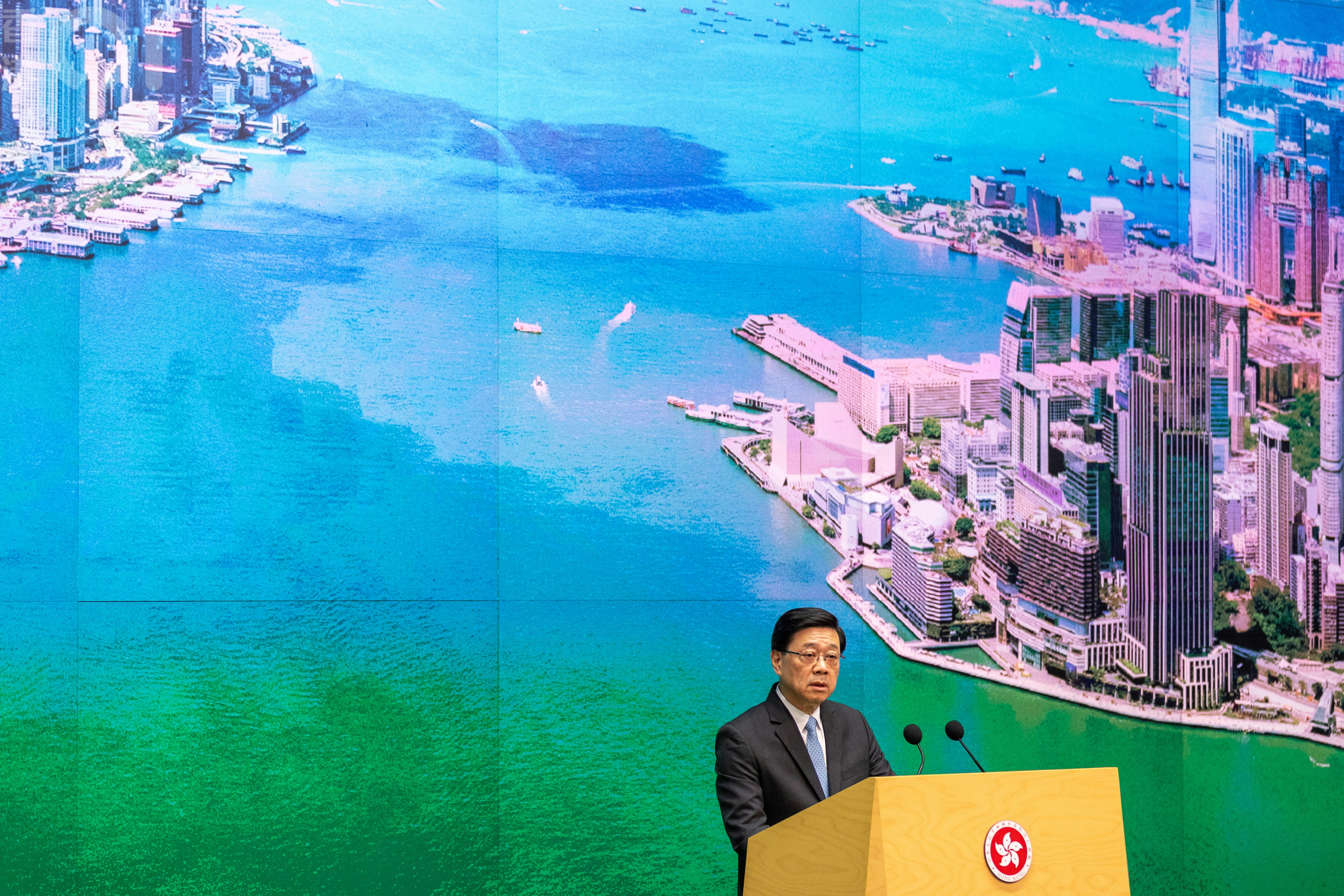 2026年9月15日,行政長官李家超出席行政會議前會見傳媒,展示《香港第一個五年規劃》以及任內最後一份《施政報告》封面。