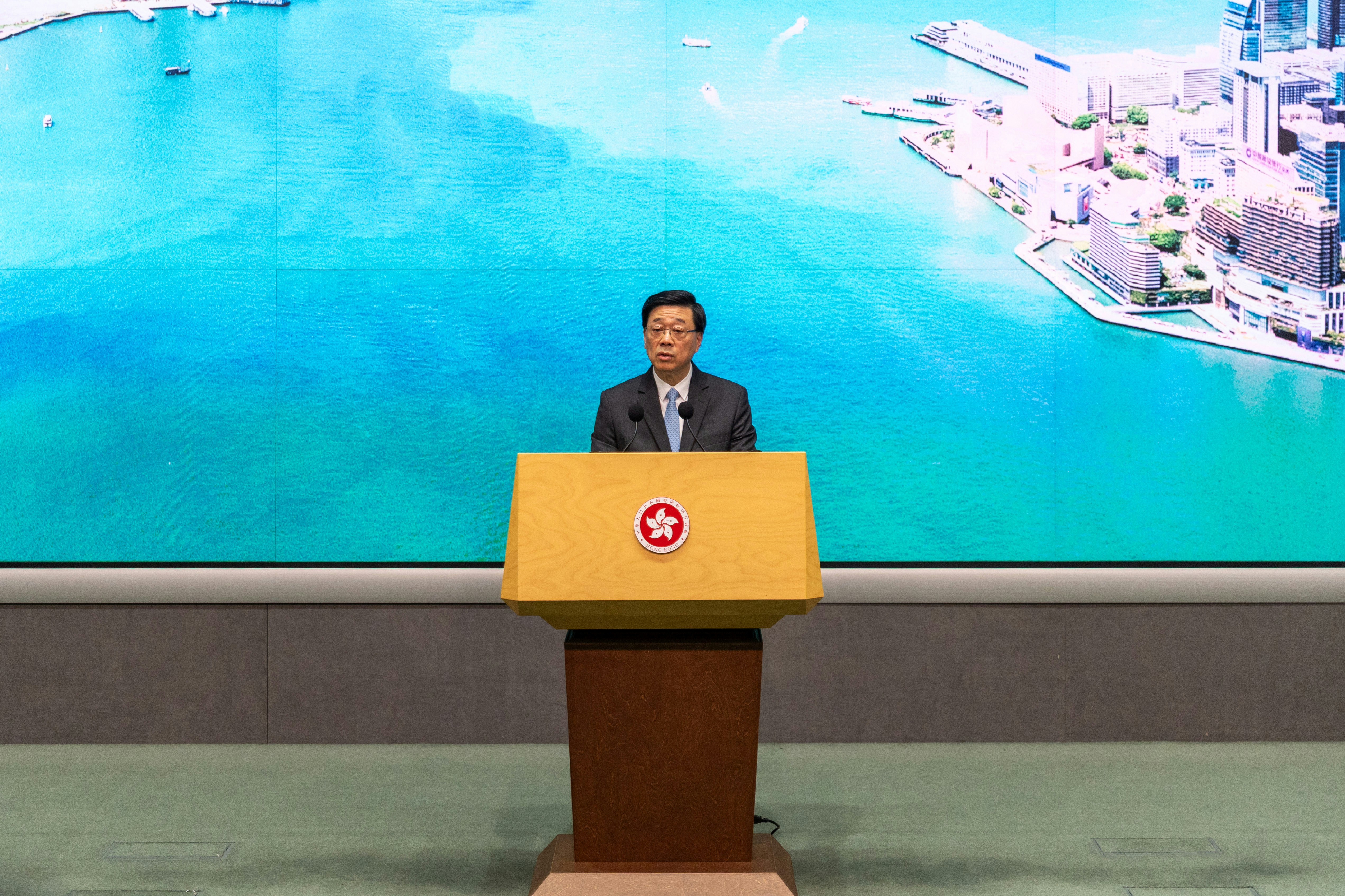 2026年9月15日,行政長官李家超出席行政會議前會見傳媒。
