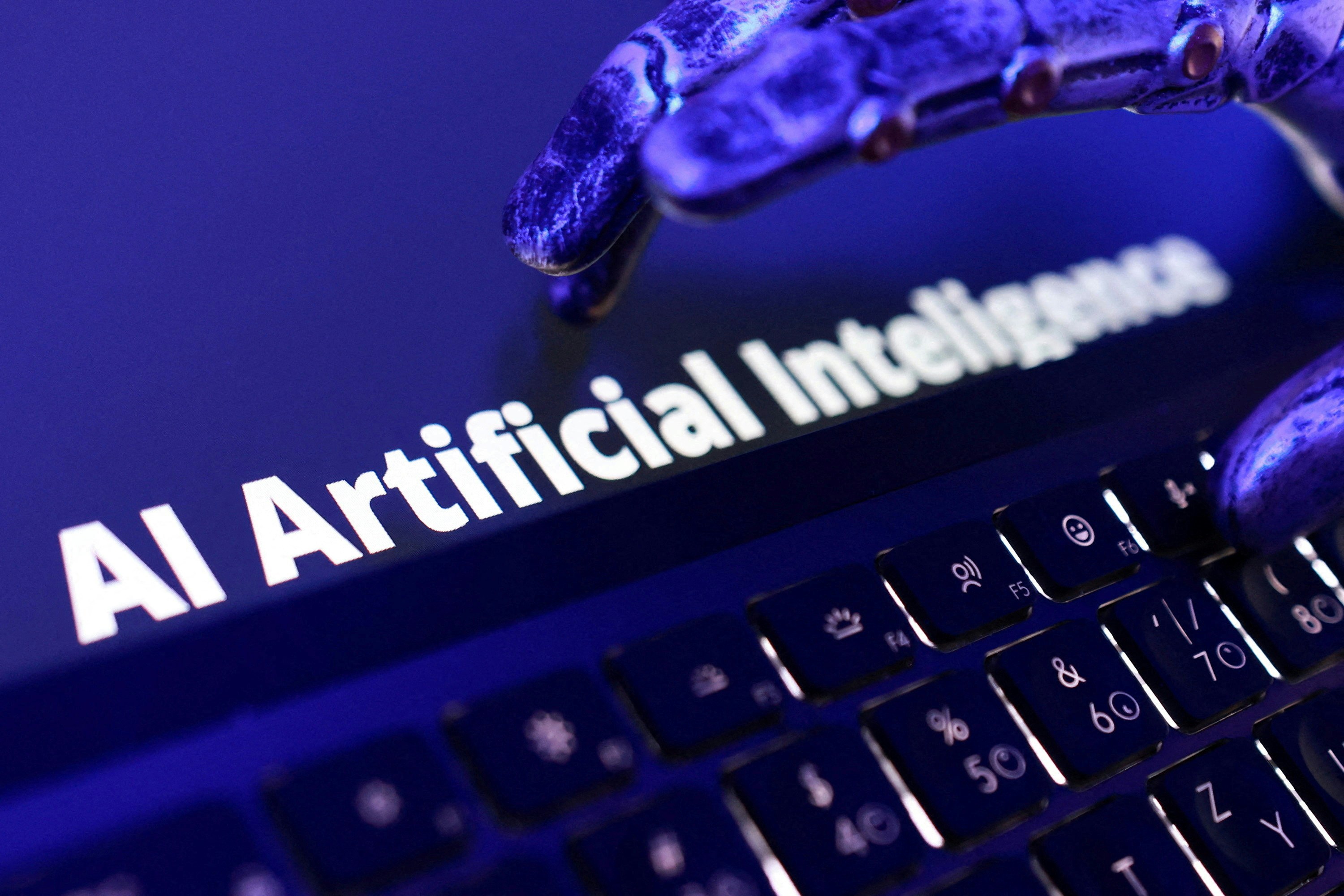 2026年6月5日,插图中展示了「AI Artificial Intelligence」(人工智能)字样、键盘以及一只机械臂。(Reuters)