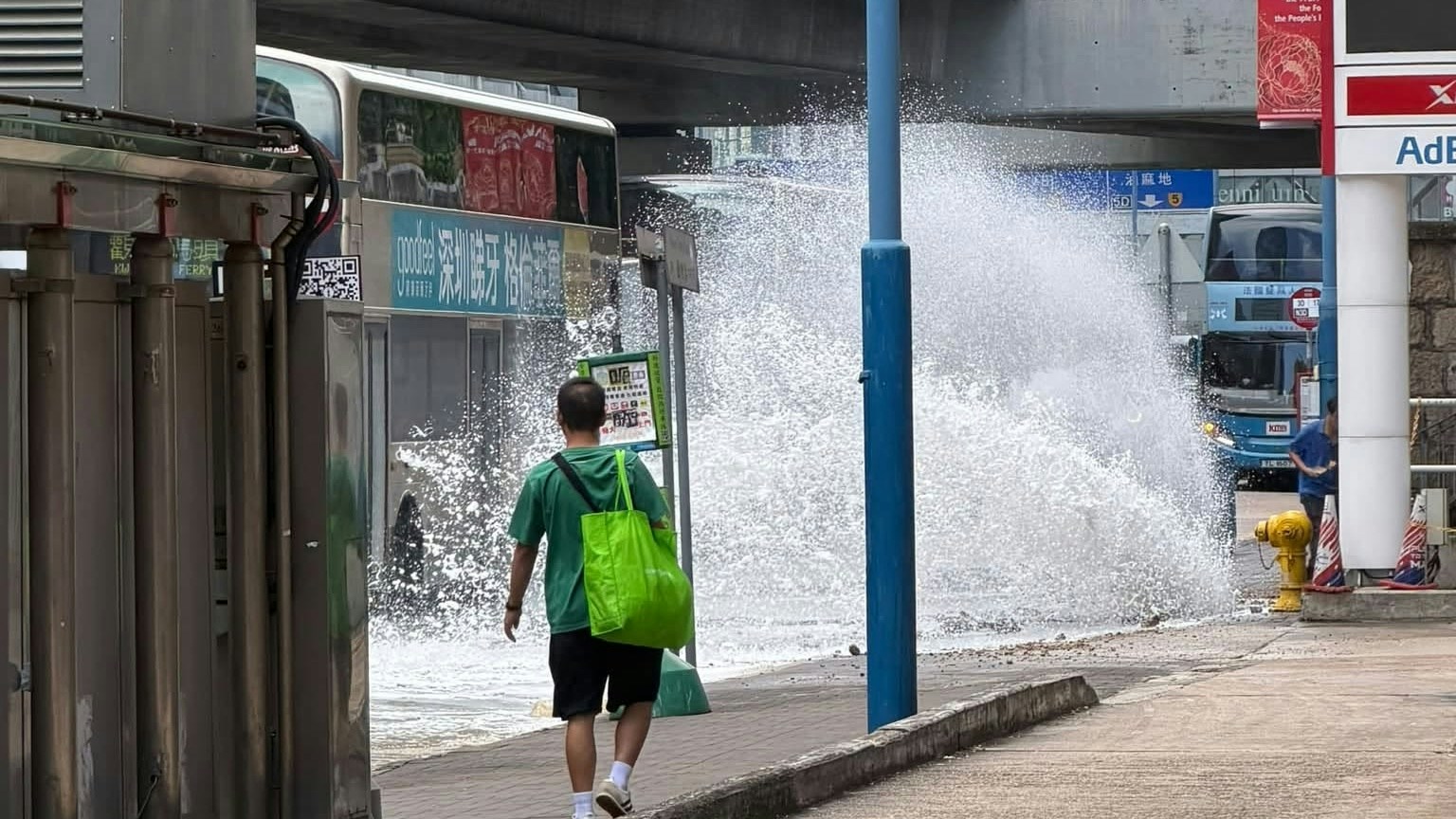 觀塘道爆鹹水管　水柱高約2米如噴泉　往油塘交通受阻｜有片