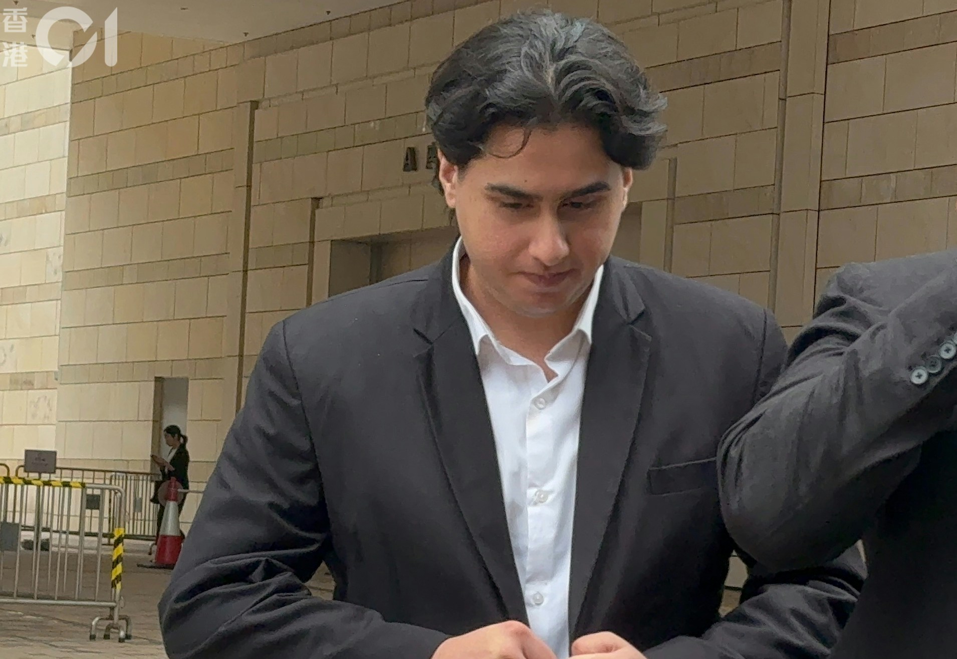 葵廣巴籍店員涉手指篤警胸　官指警員口供與片段不一致　脫襲警罪