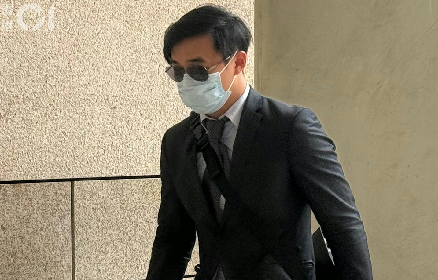 葵廣二手書店警民衝突　警員稱遭巴籍店員篤胸3下　及被斥毅進仔