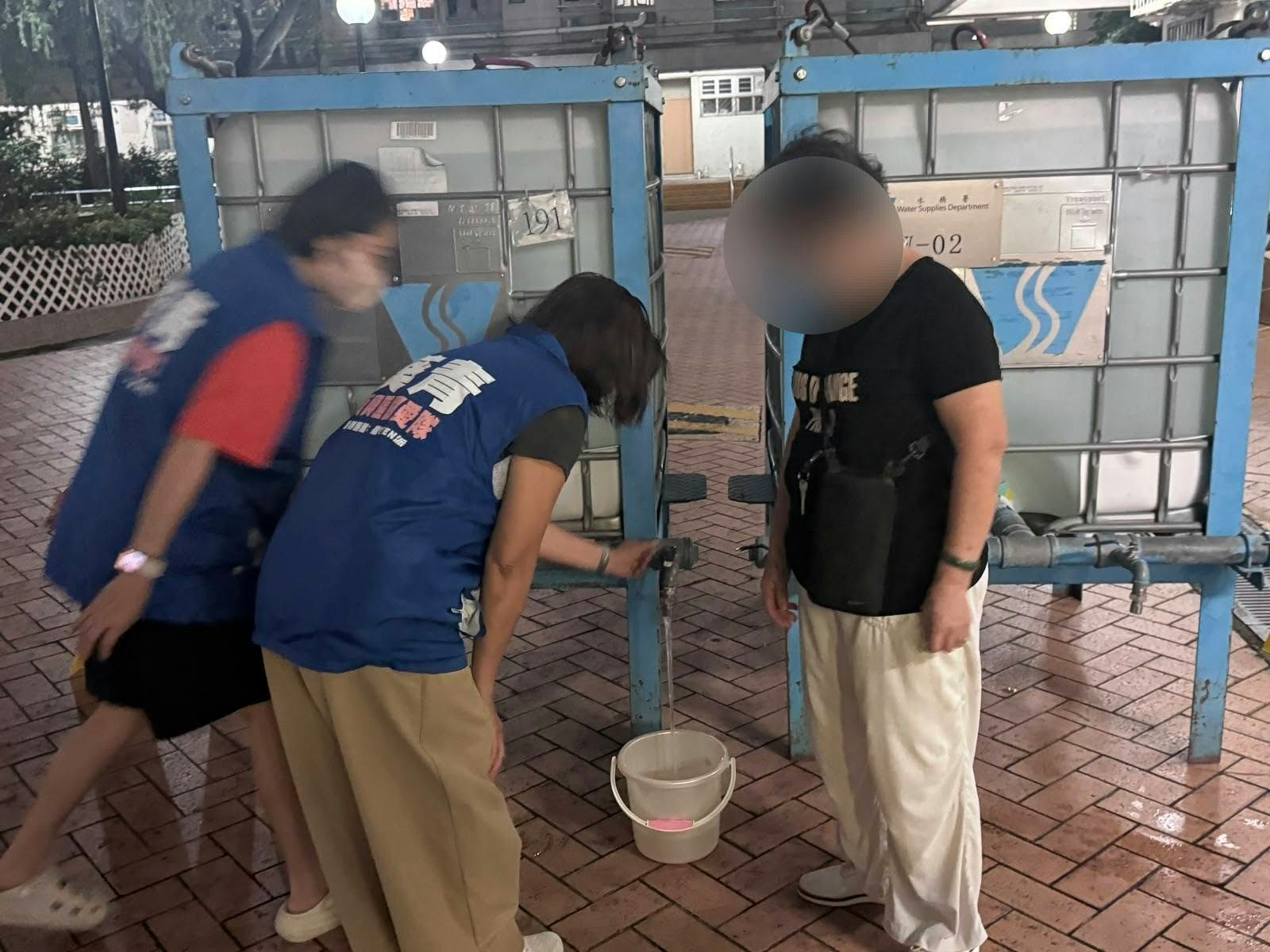 葵興邨食水管滲漏致停水 水務署派水車水缸應急