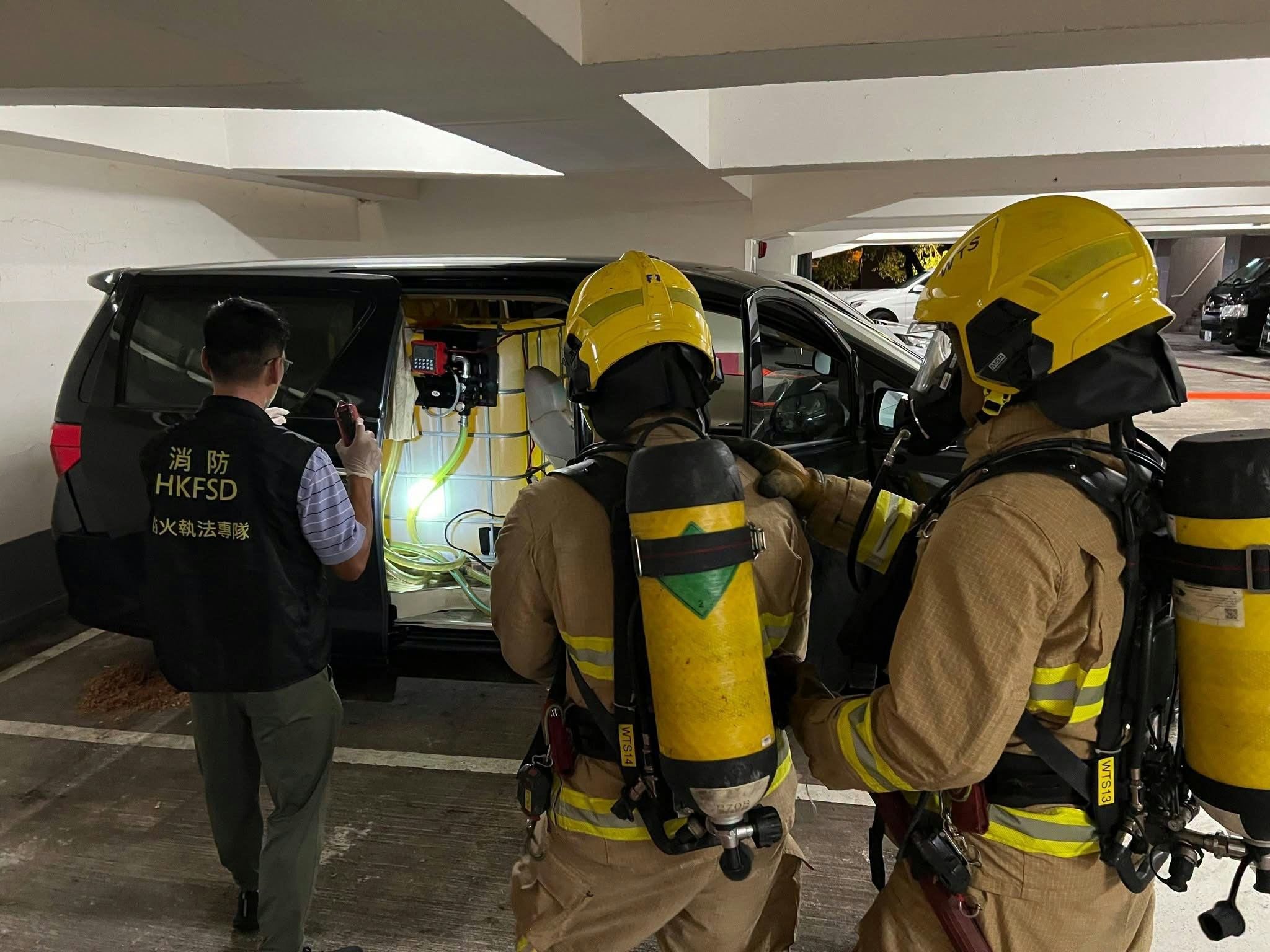 慈樂邨停車場七人車漏油　消防揭非法油站　雙程證男涉違危險品例
