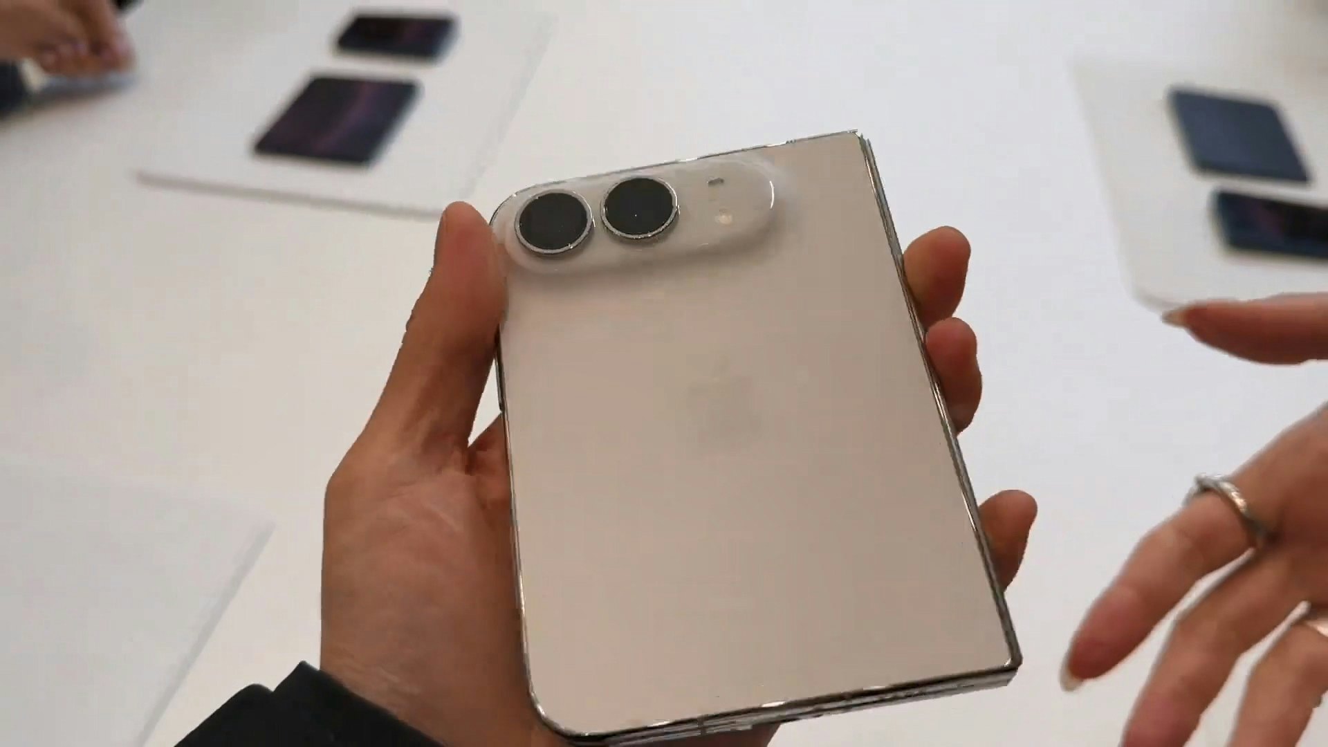 中国内地科技网红在苹果发表会,疑抢走他人正在体验中的iPhone Duo展示机挨批,还无视对方多次要求归还。(X@lixinbao_X)