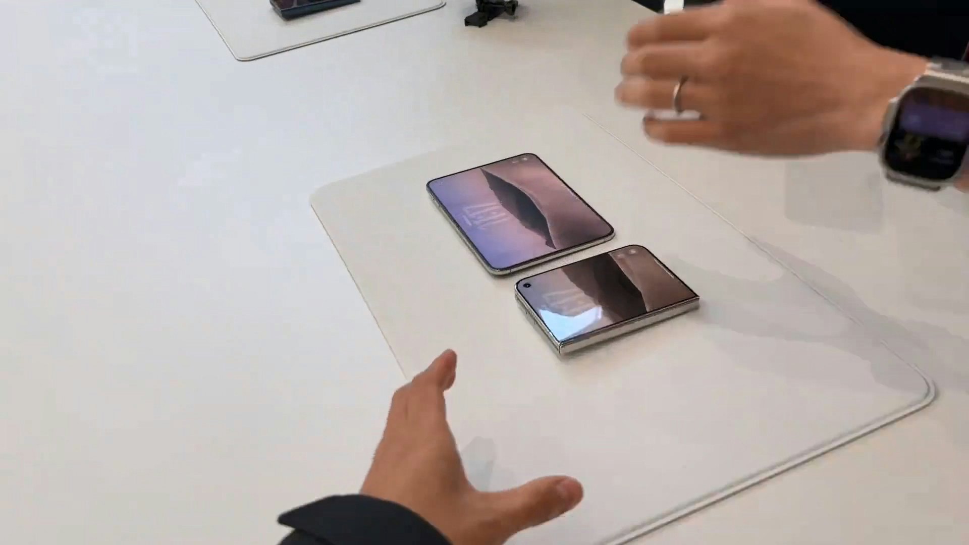中国内地科技网红在苹果发表会,疑抢走他人正在体验中的iPhone Duo展示机挨批,还无视对方多次要求归还。(X@lixinbao_X)