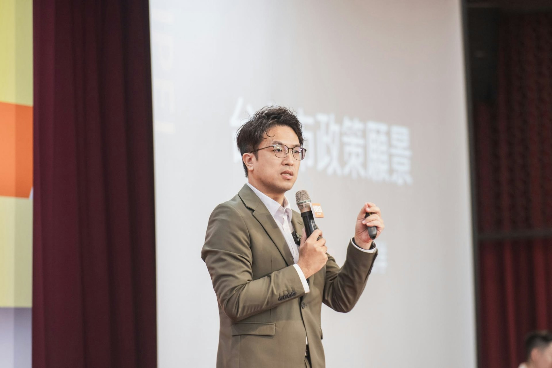 沈伯洋畢業於加州大學爾灣分校,為犯罪學與法律社會學博士,曾任台北大學犯罪學研究所副教授,現為第11屆民進黨不分區立法委員,具備法律學者與黑熊學院創辦人背景。(Facebook@沈伯洋)