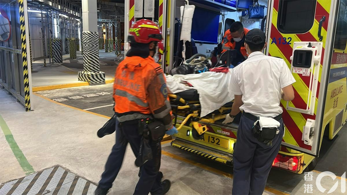 屯門男船員高處墮下 被困近2小時後消防救人 傷者昏迷送院搶救
