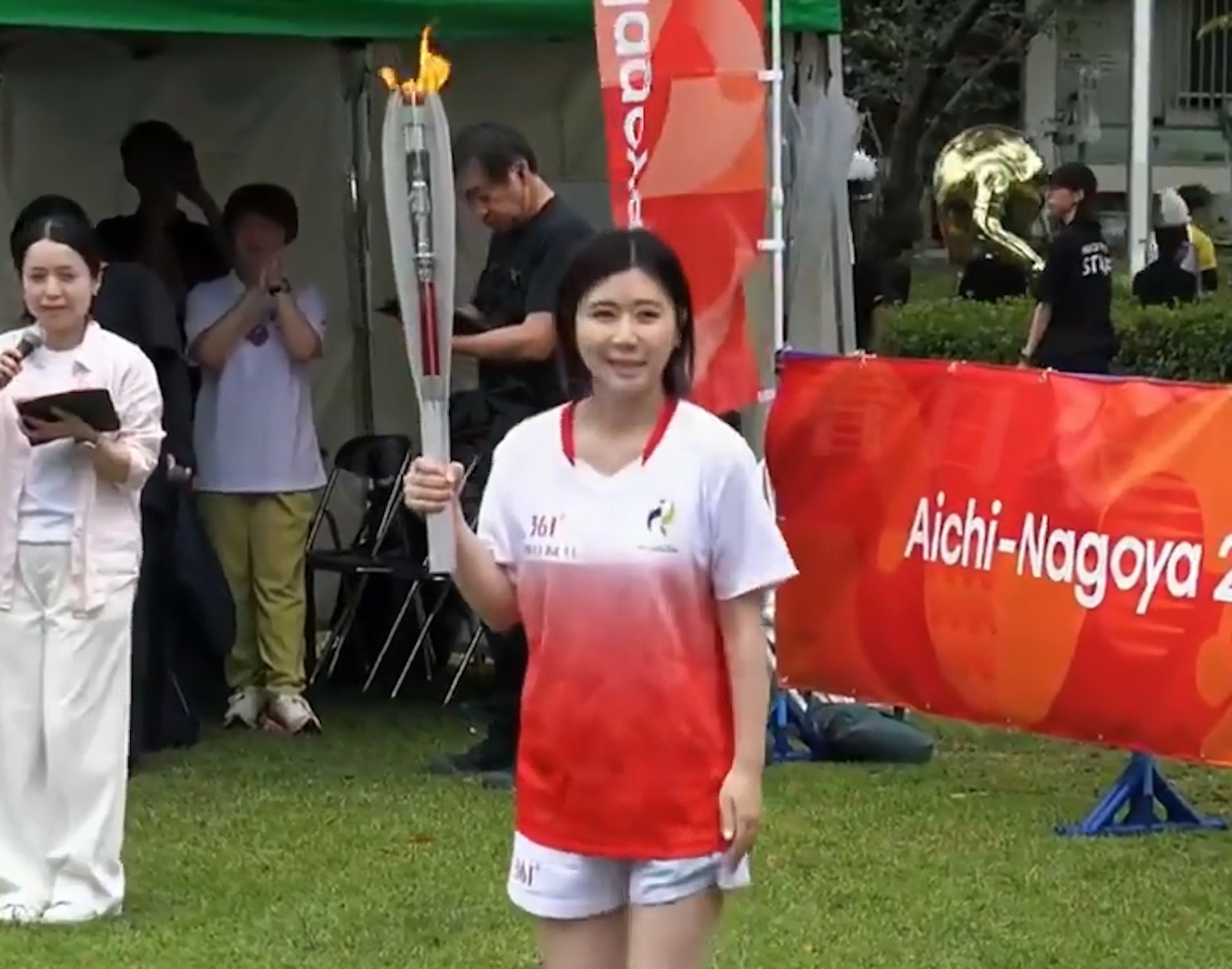 福原爱现身名古屋亚运传递圣火。