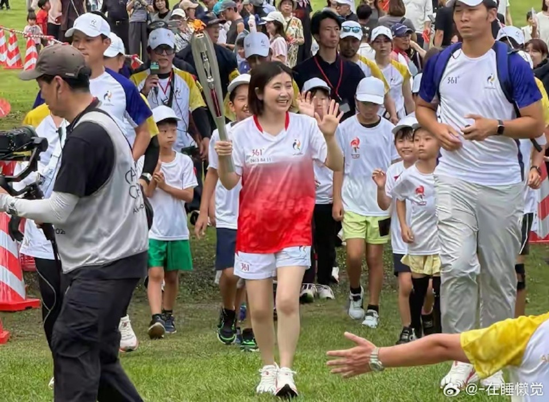 福原爱现身名古屋亚运传递圣火。