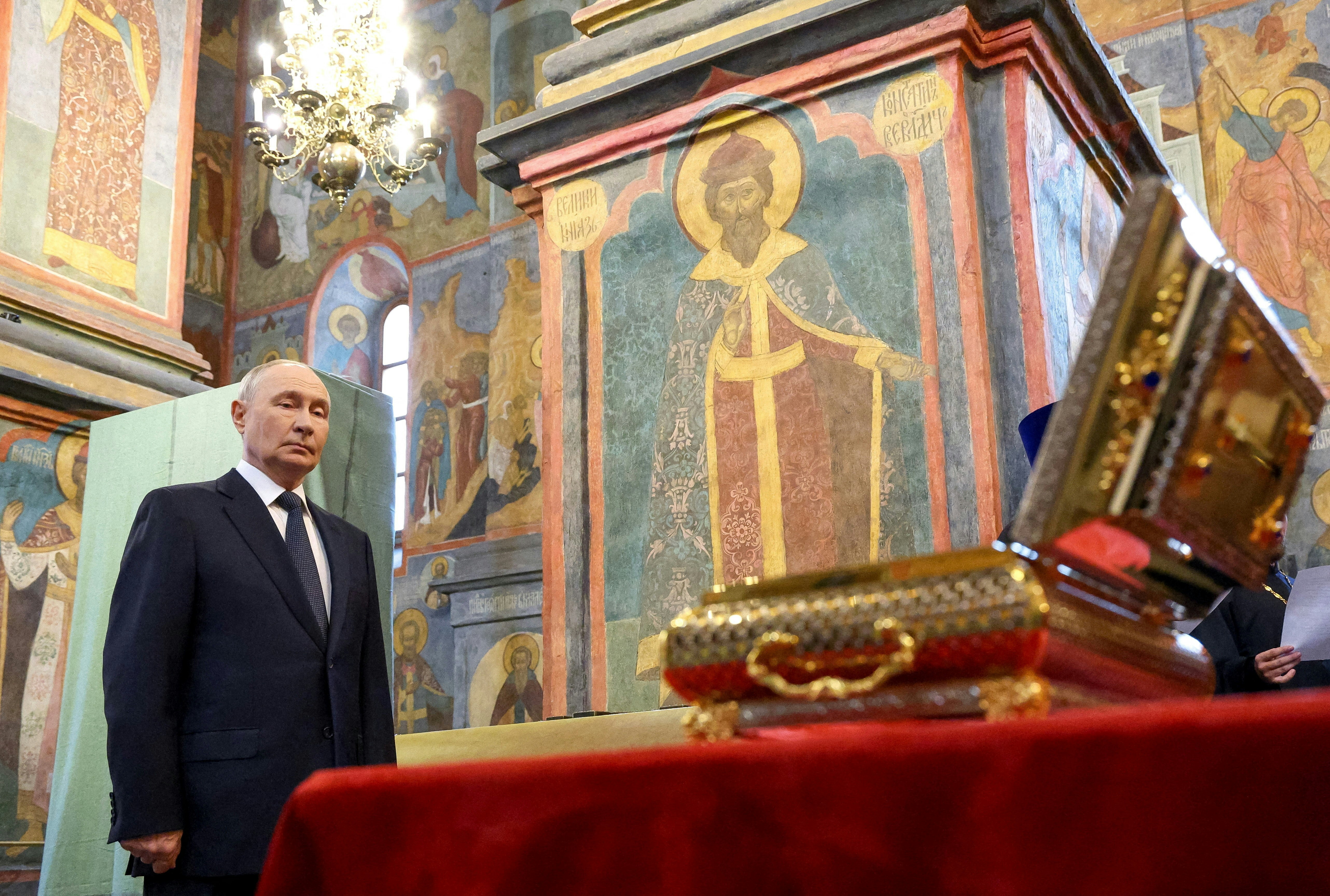 2026年8月20日,俄罗斯总统普京(Vladimir Putin)在天使长主教座堂(Cathedral of the Archangel)的礼拜中,参观了中世纪莫斯科大公Dmitri Donskoy的遗物。(Reuters)