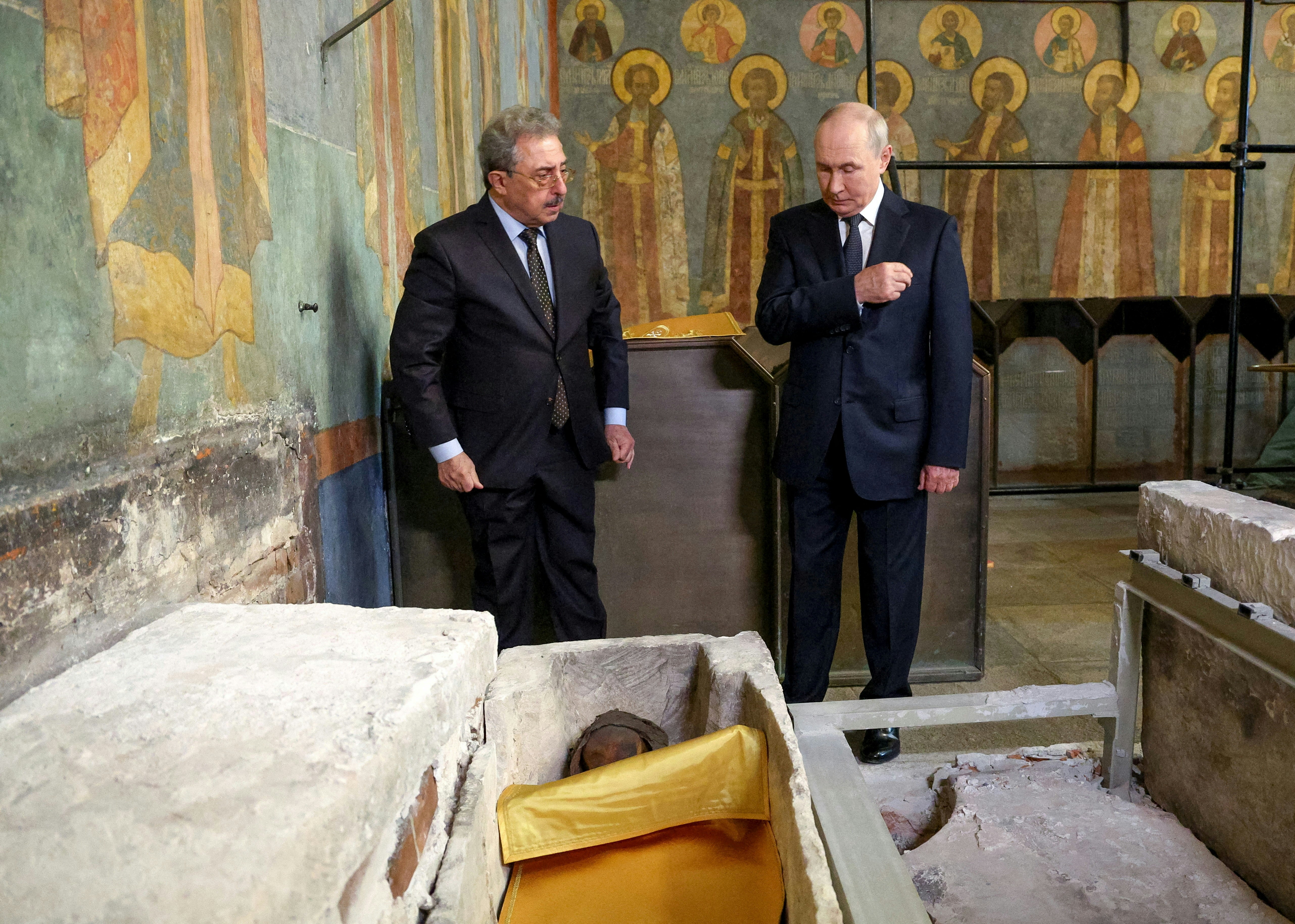 2026年8月20日,俄罗斯总统普京(Vladimir Putin)在天使长主教座堂(Cathedral of the Archangel)的礼拜中,参观了中世纪莫斯科大公Dmitri Donskoy的遗物。(Reuters)
