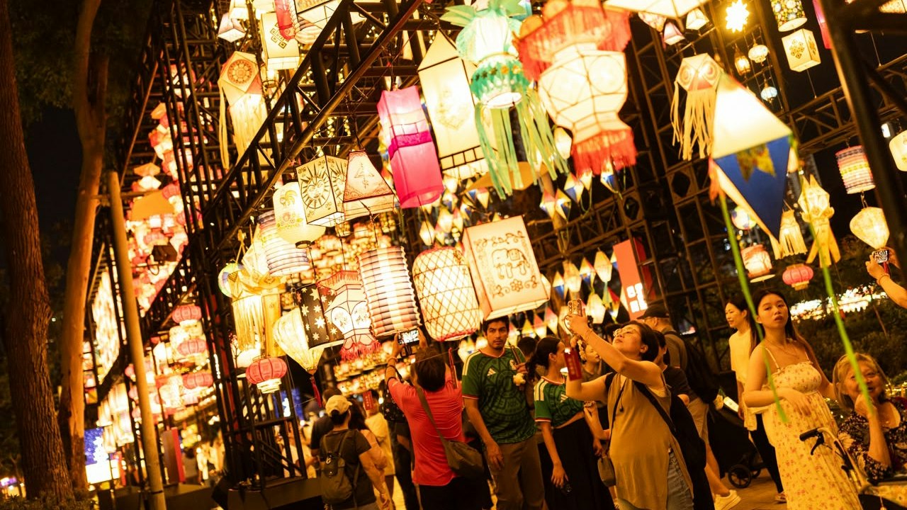 維園世界綵燈大街逼爆 入場一度等90分鐘 有市民離隊中秋夜再訪