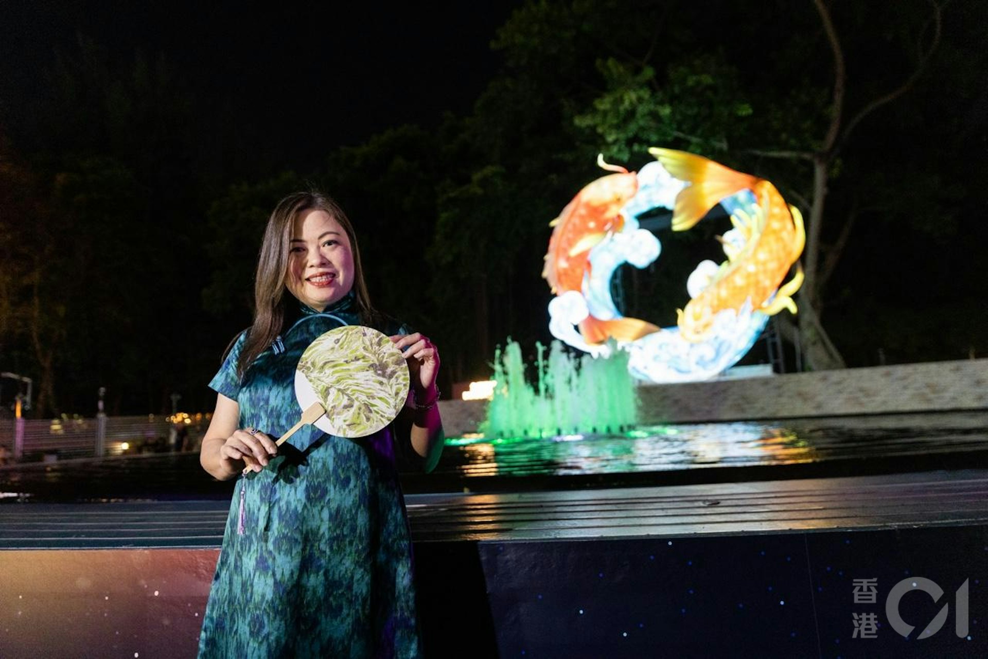 旅遊發展局在維多利亞公園首次舉辦的「國際中秋綵燈匯」9月17日晚亮燈。主禮嘉賓文化體育及旅遊局局長羅淑佩在一組特色綵燈前擺甫士供傳媒拍攝。