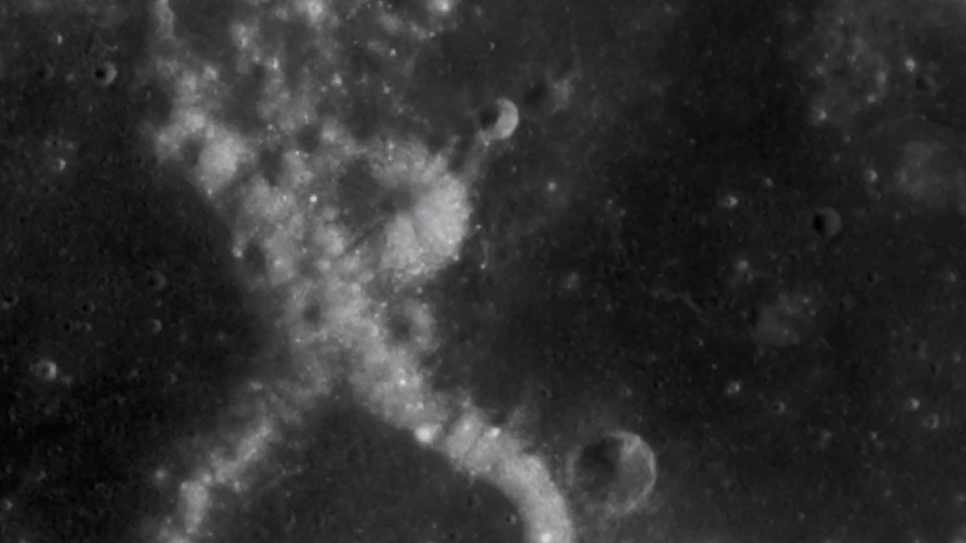 NASA的「月球勘测轨道飞行器」(Lunar Reconnaissance Orbiter)其实早在2024年5月就拍到这座位于月球正面的撞击坑,研判是小行星或彗星碎片撞击形成。(YouTube@NSpaceNews)