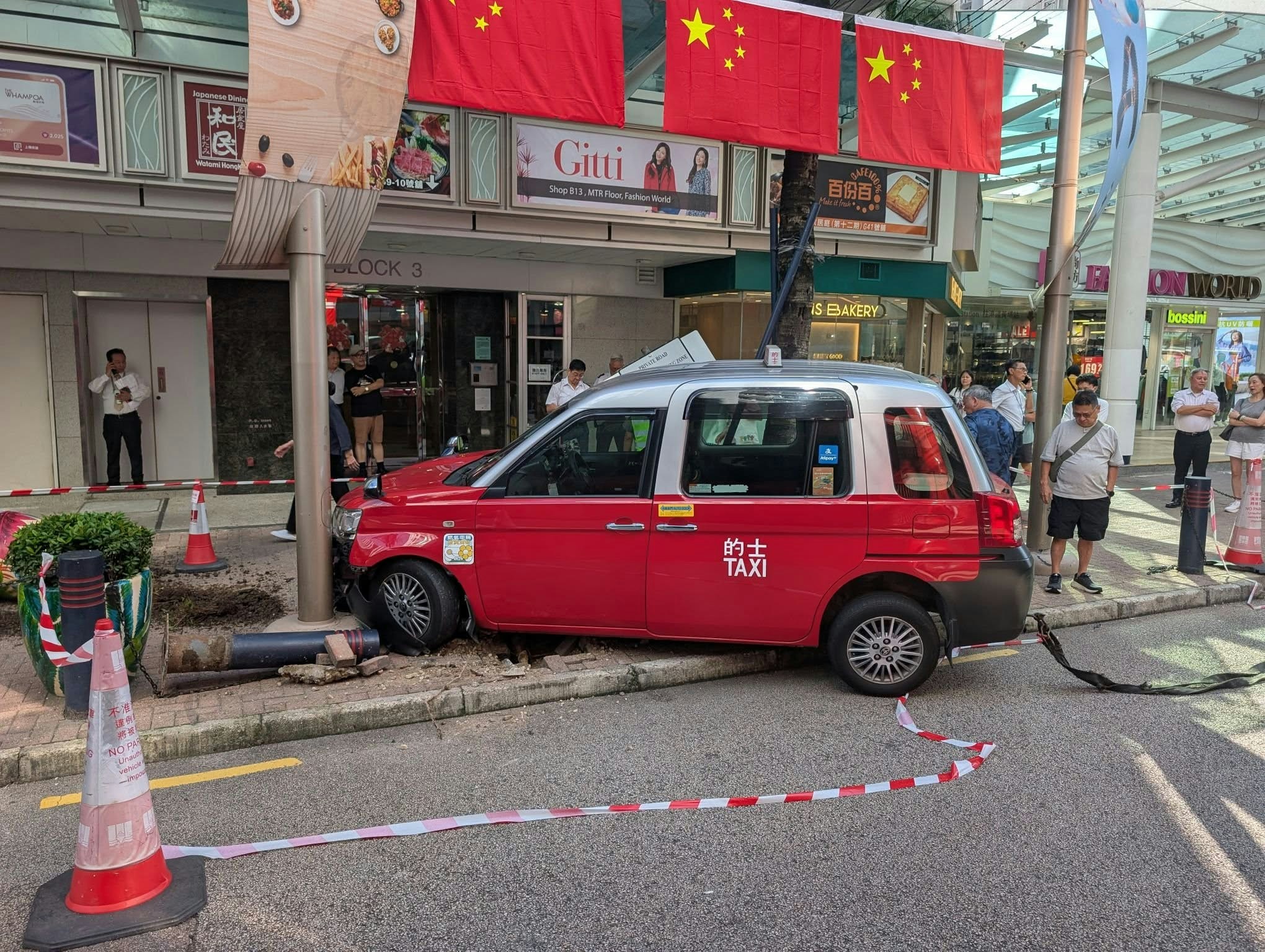 黃埔的士剷上行人路　撞柱撼花槽無人傷　網民謔：鎖車隊到咗未?
