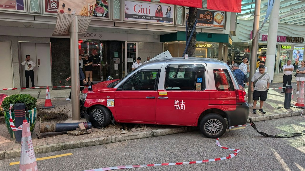 黃埔的士剷上行人路 撞柱撼花槽無人傷 網民謔:鎖車隊到咗未?