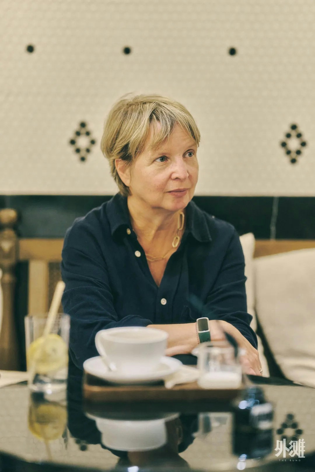 德国首位夺得国际布克奖的作家燕妮(Jenny Erpenbeck)初访上海,不仅惊呼上海比柏林更热闹干净,更犀利剖析《凯罗斯》(Kairos)中令人毛骨悚然的亲密暴力。(外滩提供)