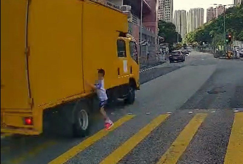油塘男童衝紅燈闖馬路撞貨車　目擊司機：爭啲撞死佢　隻手流晒血