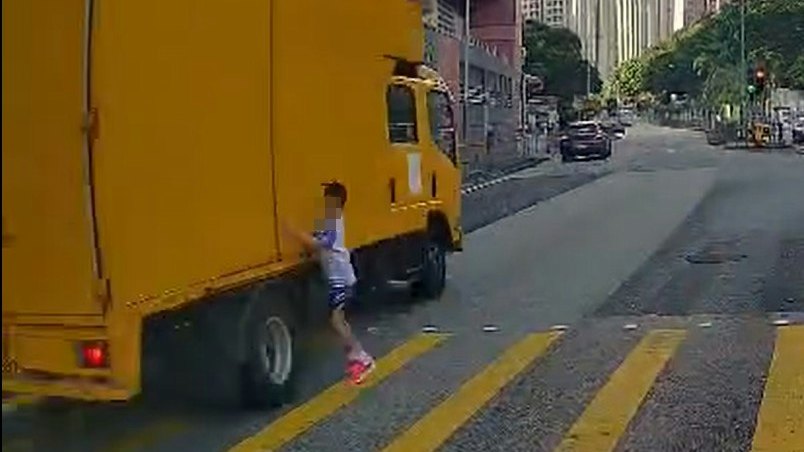 油塘男童衝紅燈闖馬路撞貨車 目擊司機:爭啲撞死佢 隻手流晒血