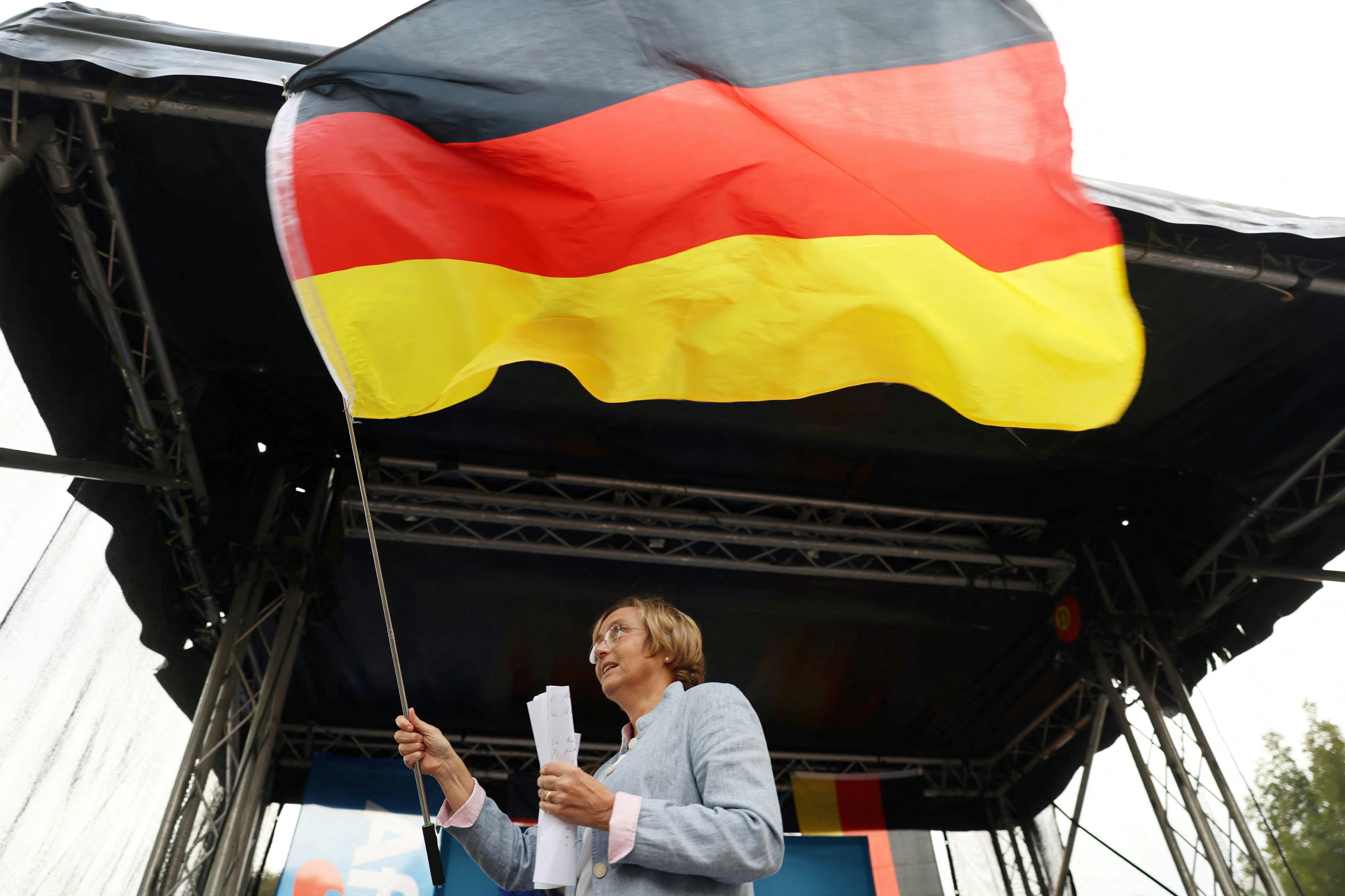 2026年9月9日,德国柏林,极右翼另类选择党(AfD)的冯‧施托希(Beatrix von Storch)在竞选活动上挥舞德国国旗。(Reuters)
