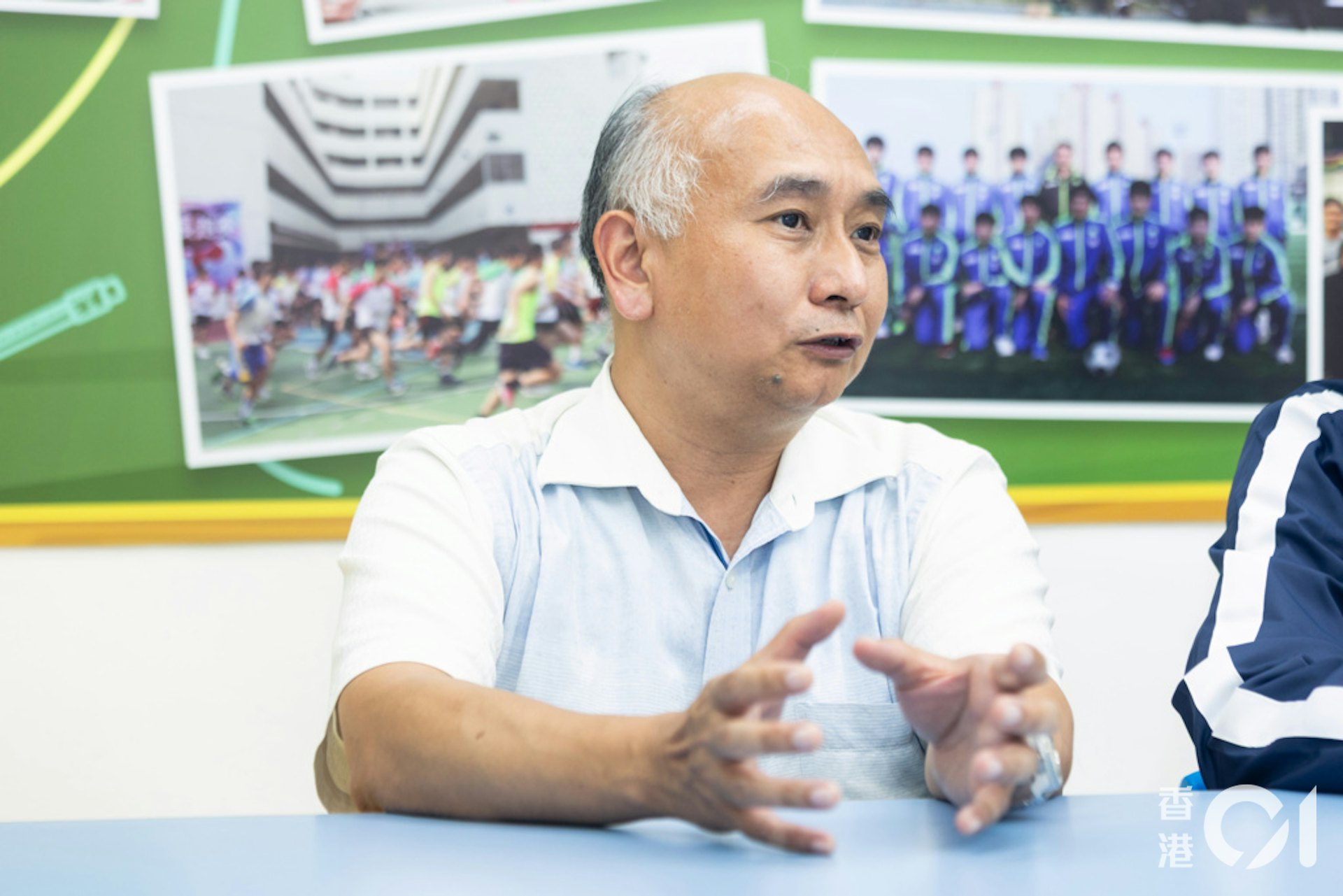 物理科饒志彬老師表示,文嘉謙同學對科學及周遭現象充滿好奇,經常提出課程以外的問題,師生二人不時都會在課後時間討論物理問題。