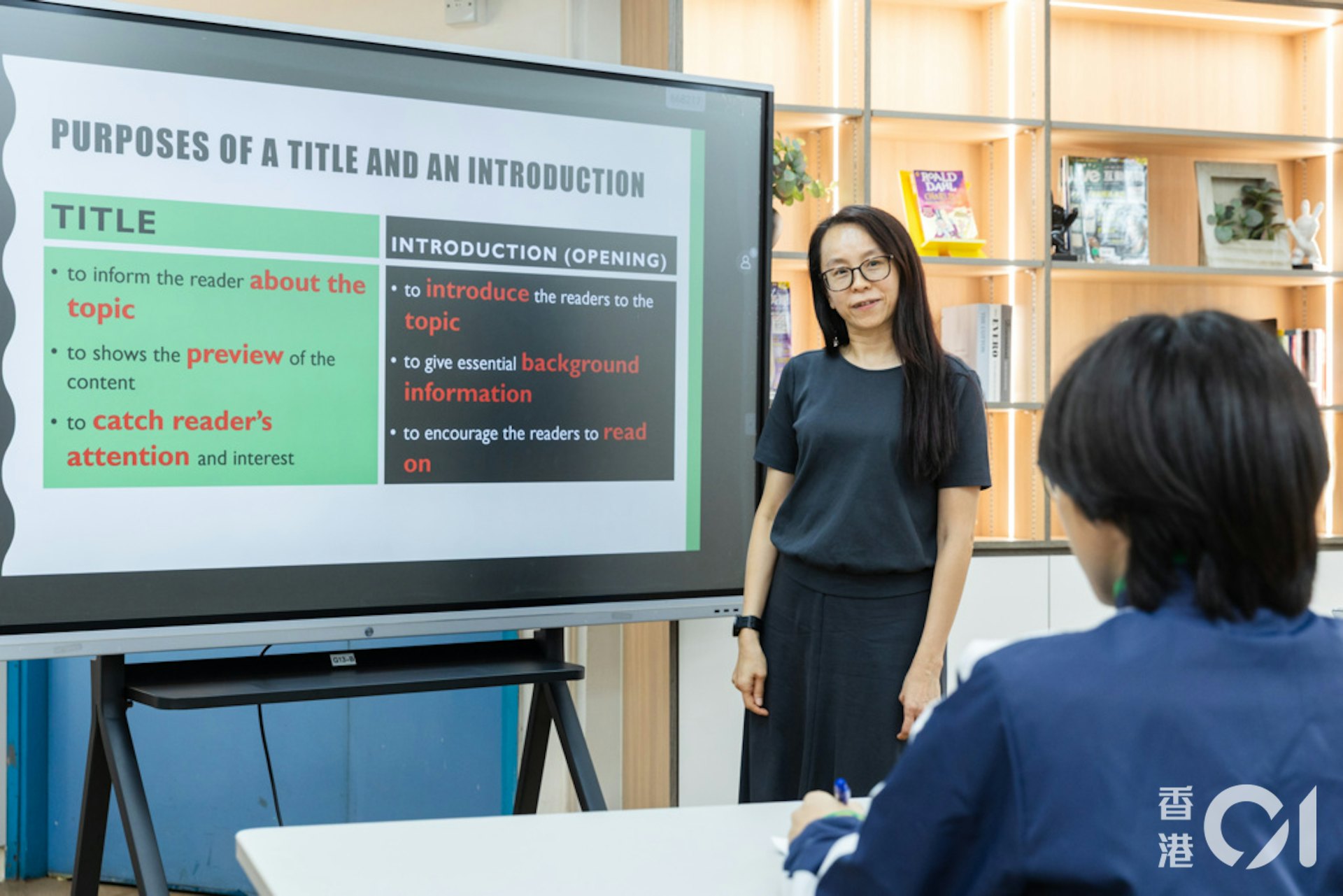 英文科陳淑儀老師為協助文嘉謙準備港大面試,會按其升學目標設計個人化訓練,並針對物理相關內容進行英文面試練習。