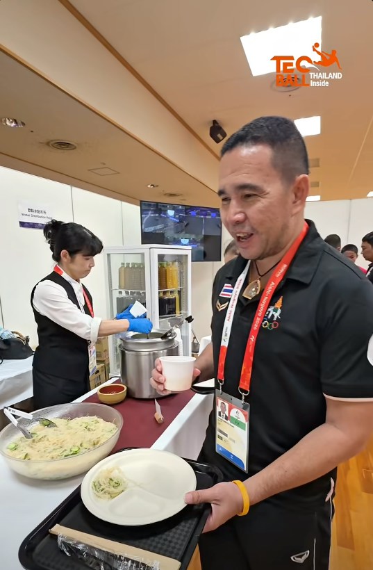 2026年9月16日,泰国特克球(Teqball)主教练帕布乔姆普(Rewat Phabchomphu)发片抱怨名古屋亚运的膳食安排,在特克球赛场领取午餐后表示份量太少了,蔬菜只能选一种,饭与汤用纸杯装。由于这个原因,他们还要出外「加餐」。(Youtube@Teqball Thailand Inside)