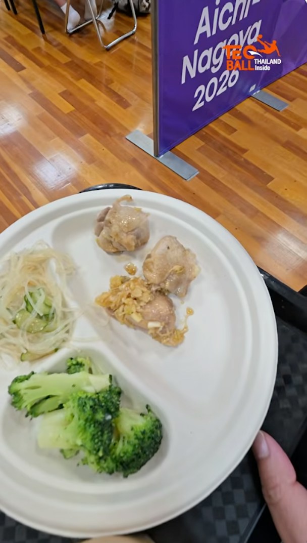 2026年9月16日,泰国特克球(Teqball)主教练帕布乔姆普(Rewat Phabchomphu)发片抱怨名古屋亚运的膳食安排,在特克球赛场领取午餐后表示份量太少了,蔬菜只能选一种,饭与汤用纸杯装。由于这个原因,他们还要出外「加餐」。(Youtube@Teqball Thailand Inside)