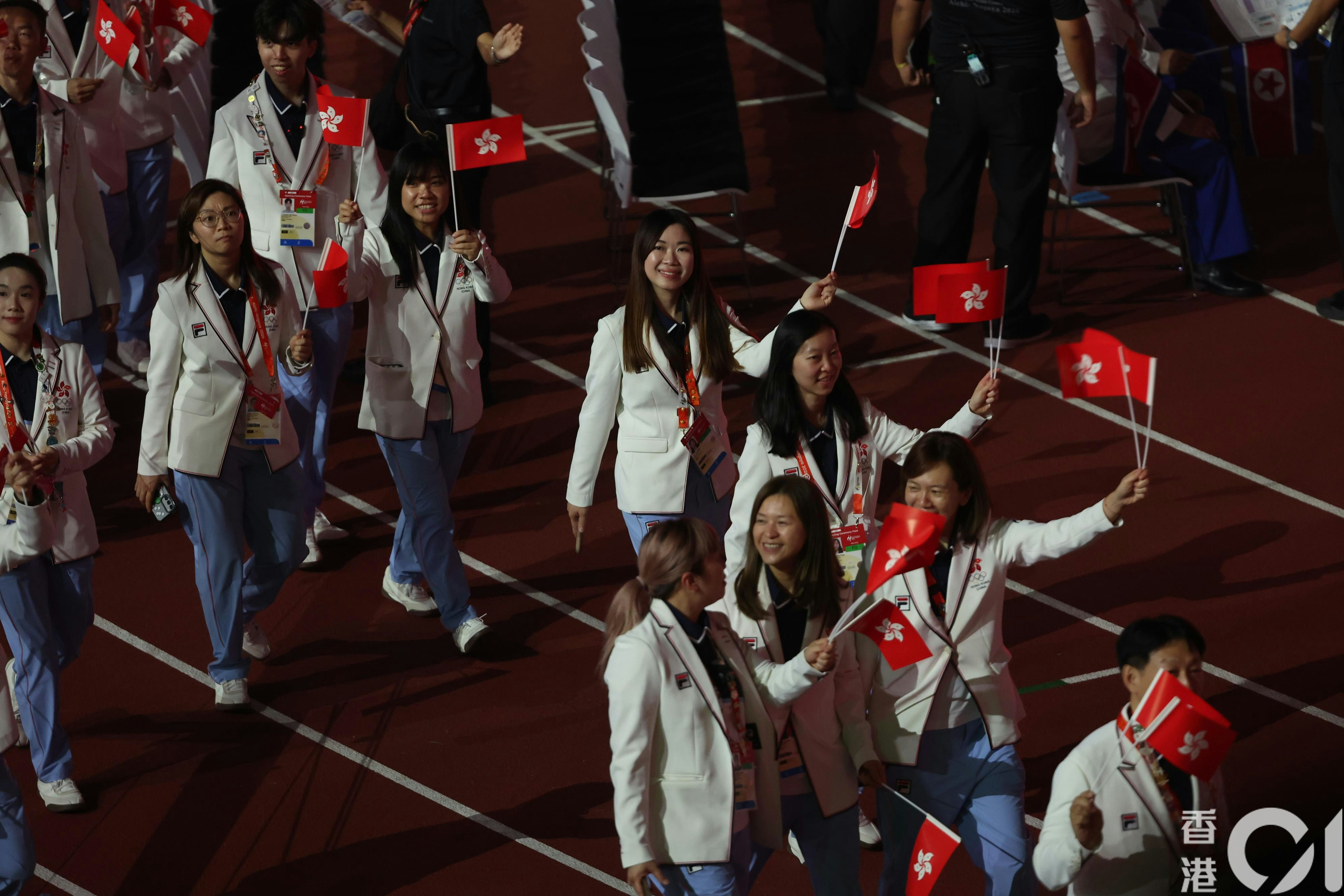 名古屋亚运开幕礼,香港队第9队进场,杨博文沈晓榆任持旗手。(夏家朗摄)