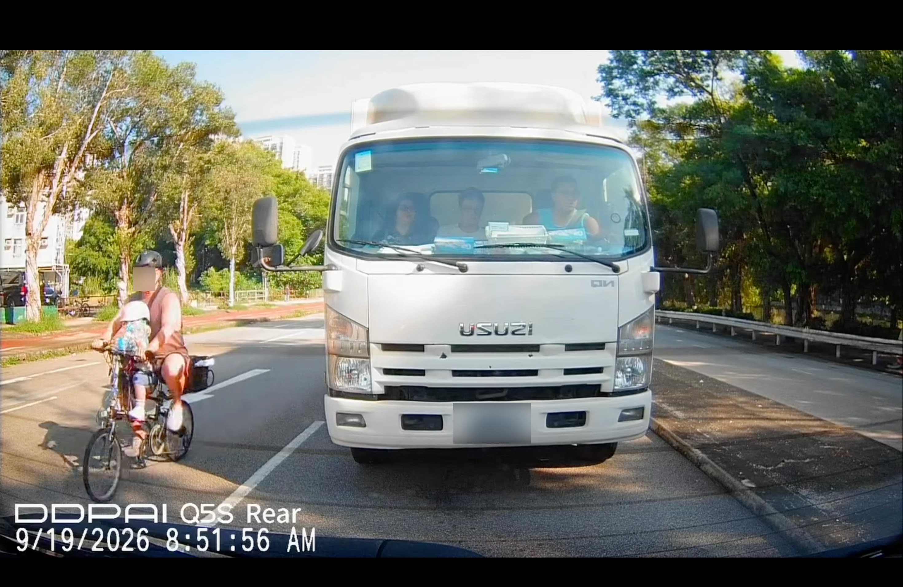 元朗單車男載童穿插馬路衝紅燈 網民炮轟:衰三鑊