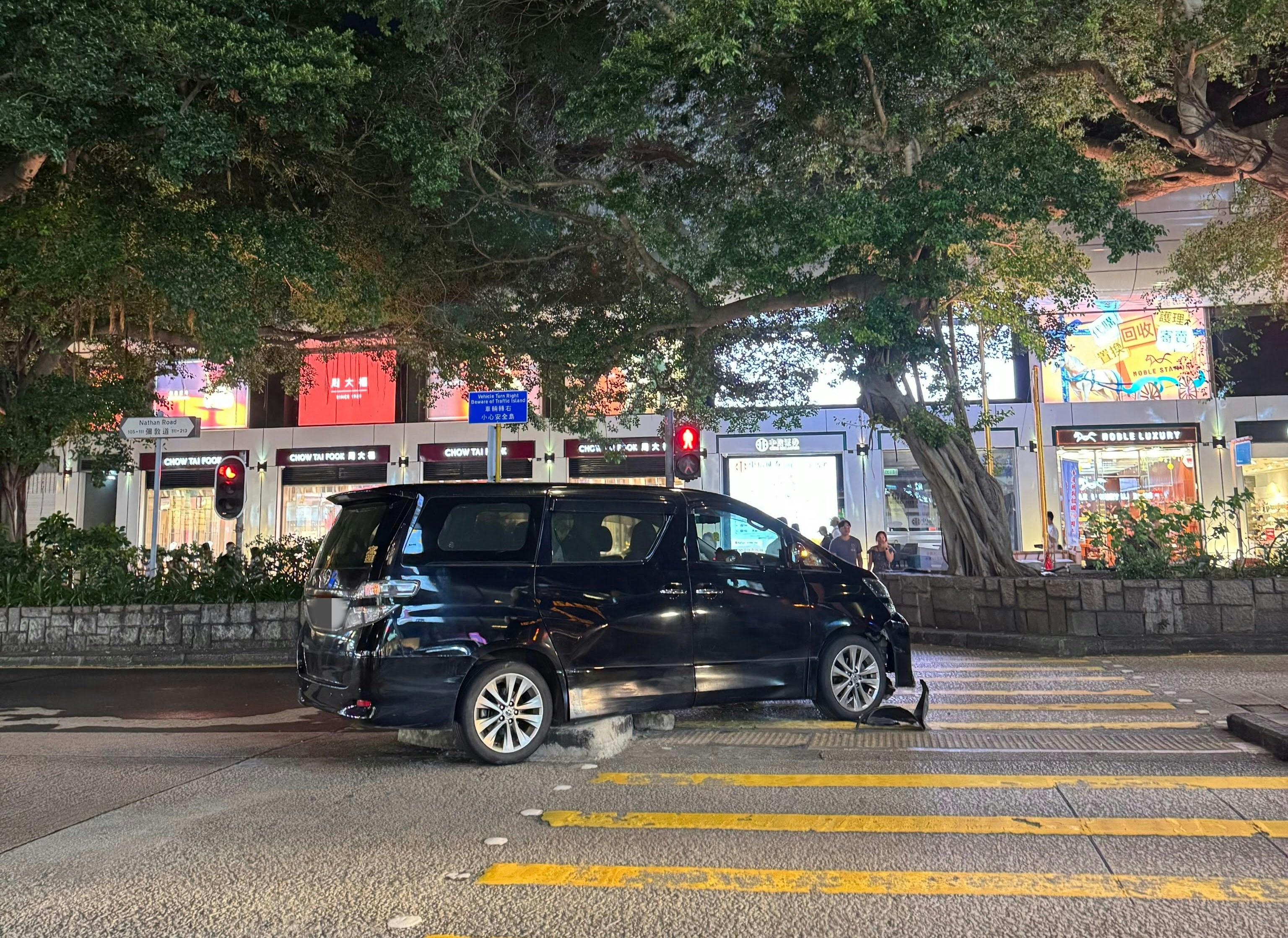 尖沙咀彌敦道七人車疑避車剷安全島　網謔：江若琳彎又開彩